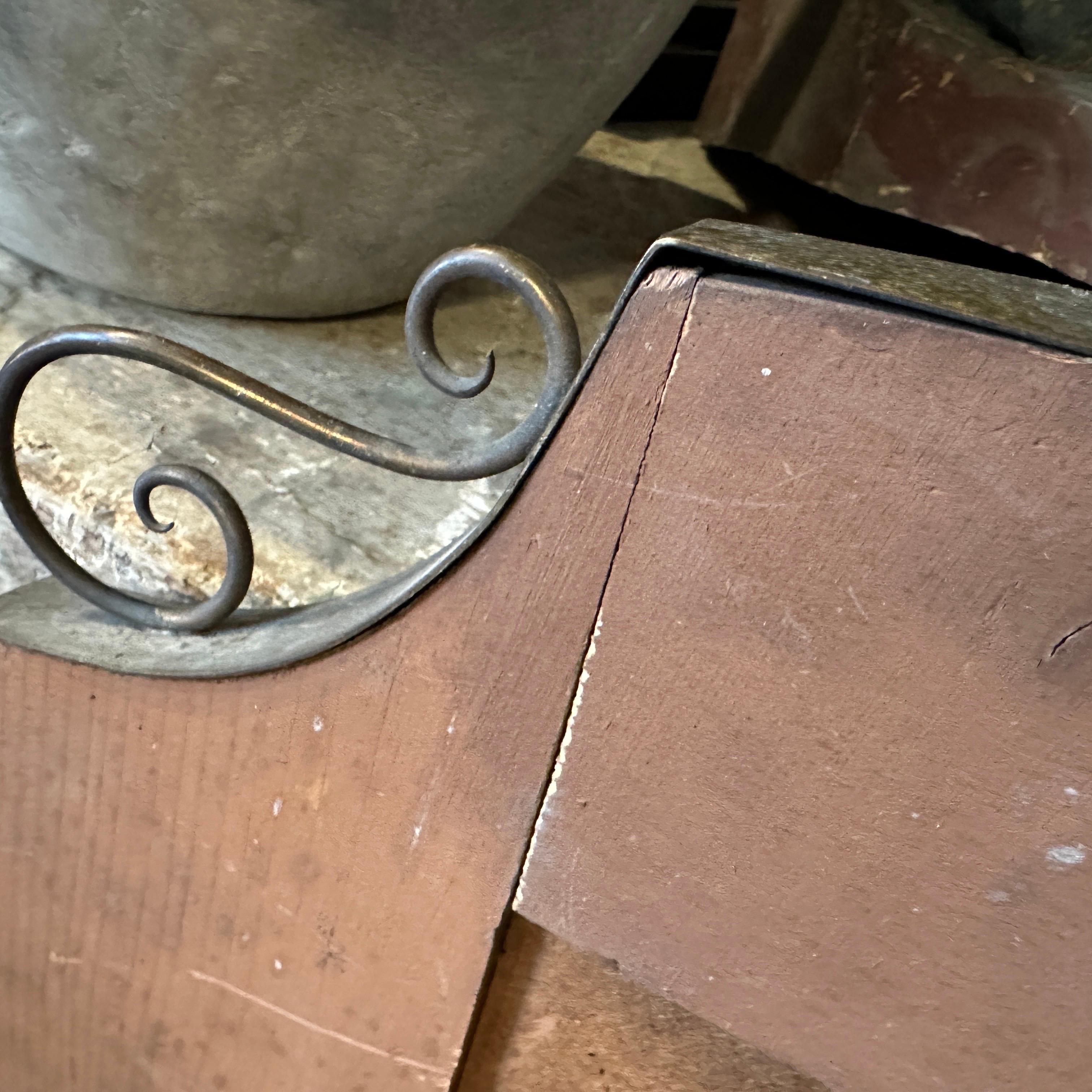Espejo de pared en forma de escudo de latón macizo estilo Gio Ponti de mediados de siglo XX en venta 6