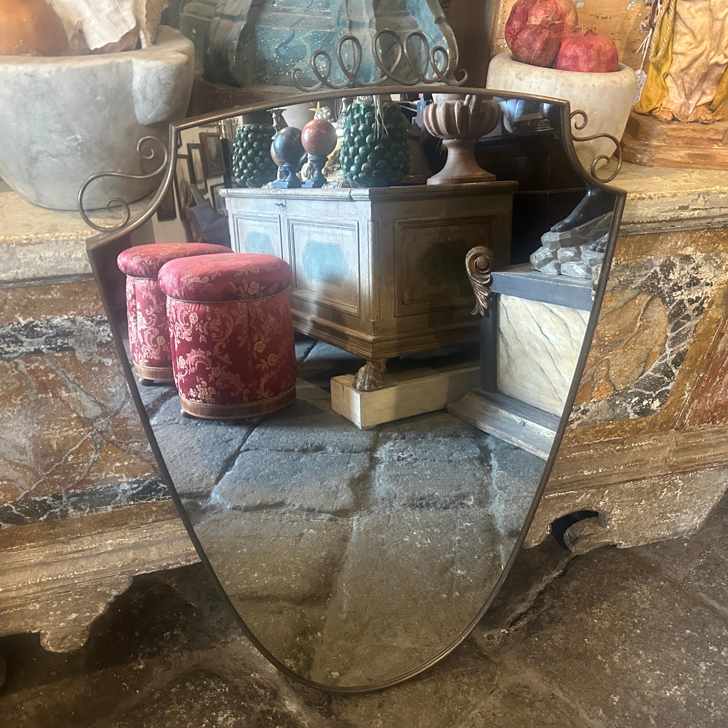 Espejo de pared en forma de escudo de latón macizo estilo Gio Ponti de mediados de siglo XX en venta 7