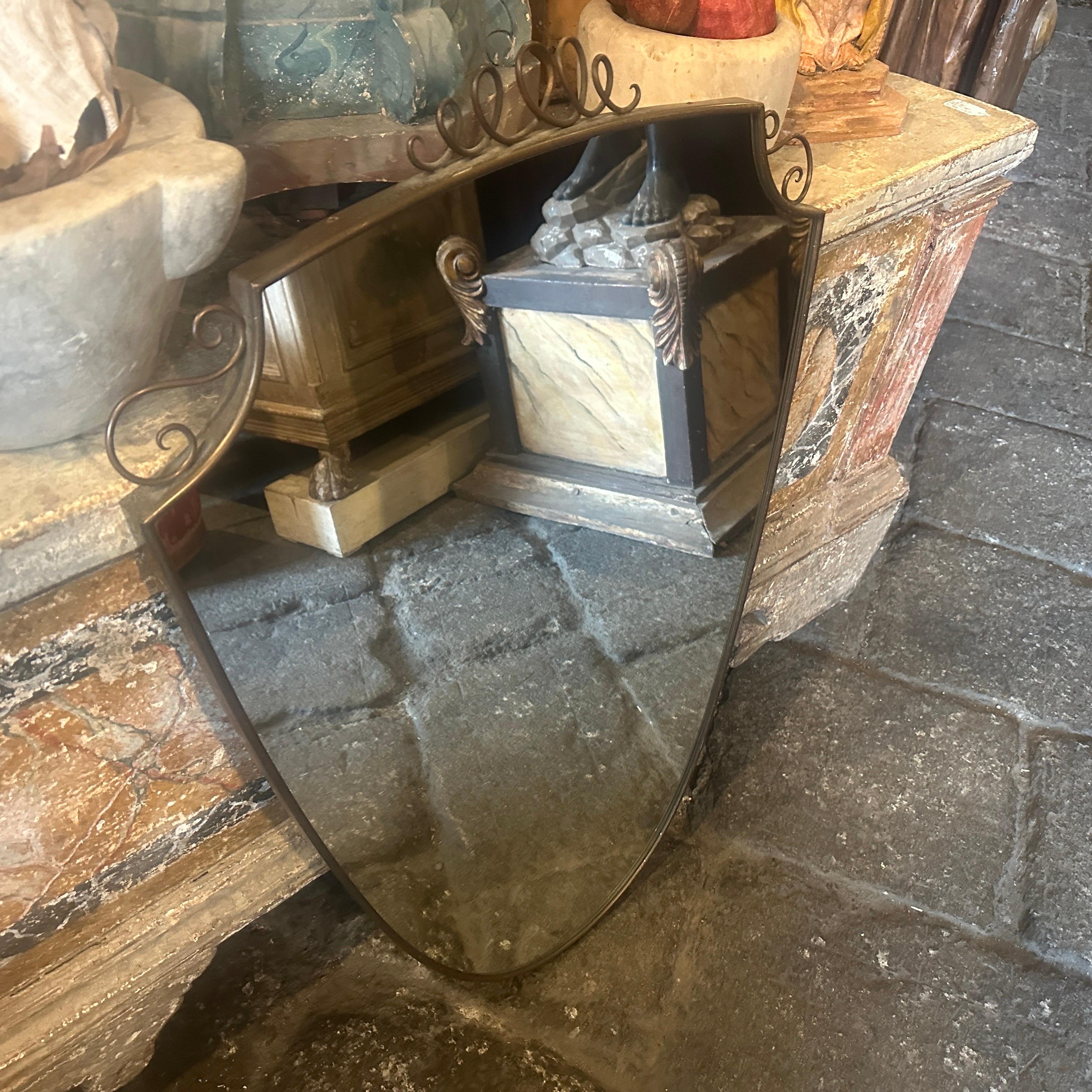 Espejo de pared en forma de escudo de latón macizo estilo Gio Ponti de mediados de siglo XX Moderno de mediados de siglo en venta