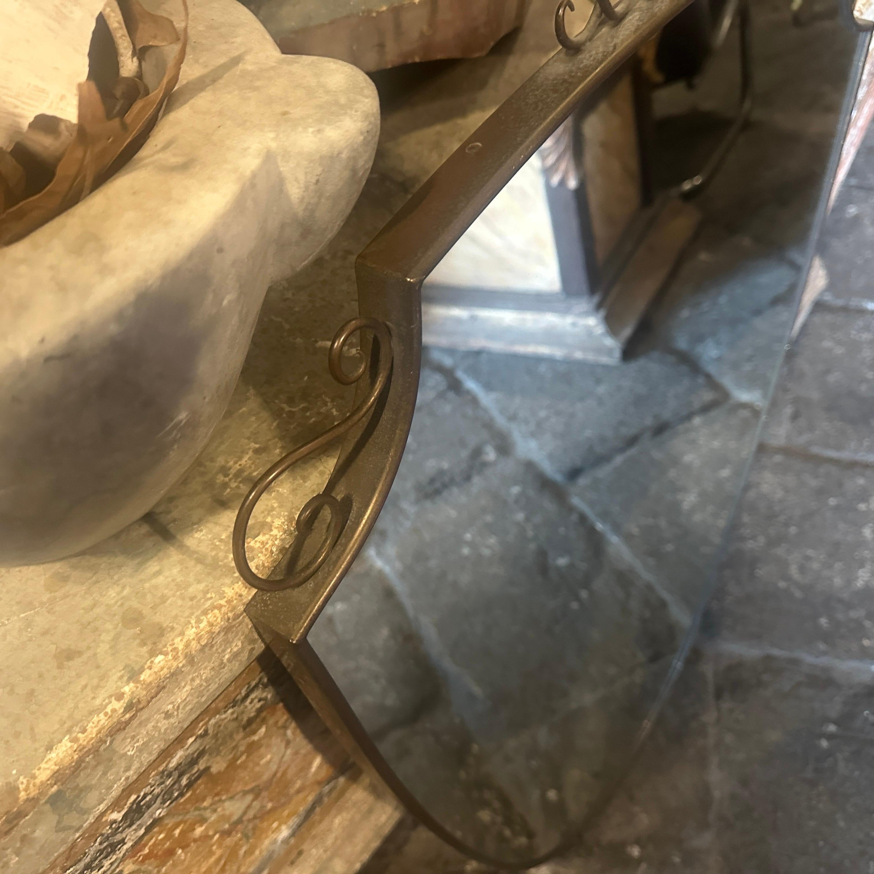 Espejo de pared en forma de escudo de latón macizo estilo Gio Ponti de mediados de siglo XX Italiano en venta