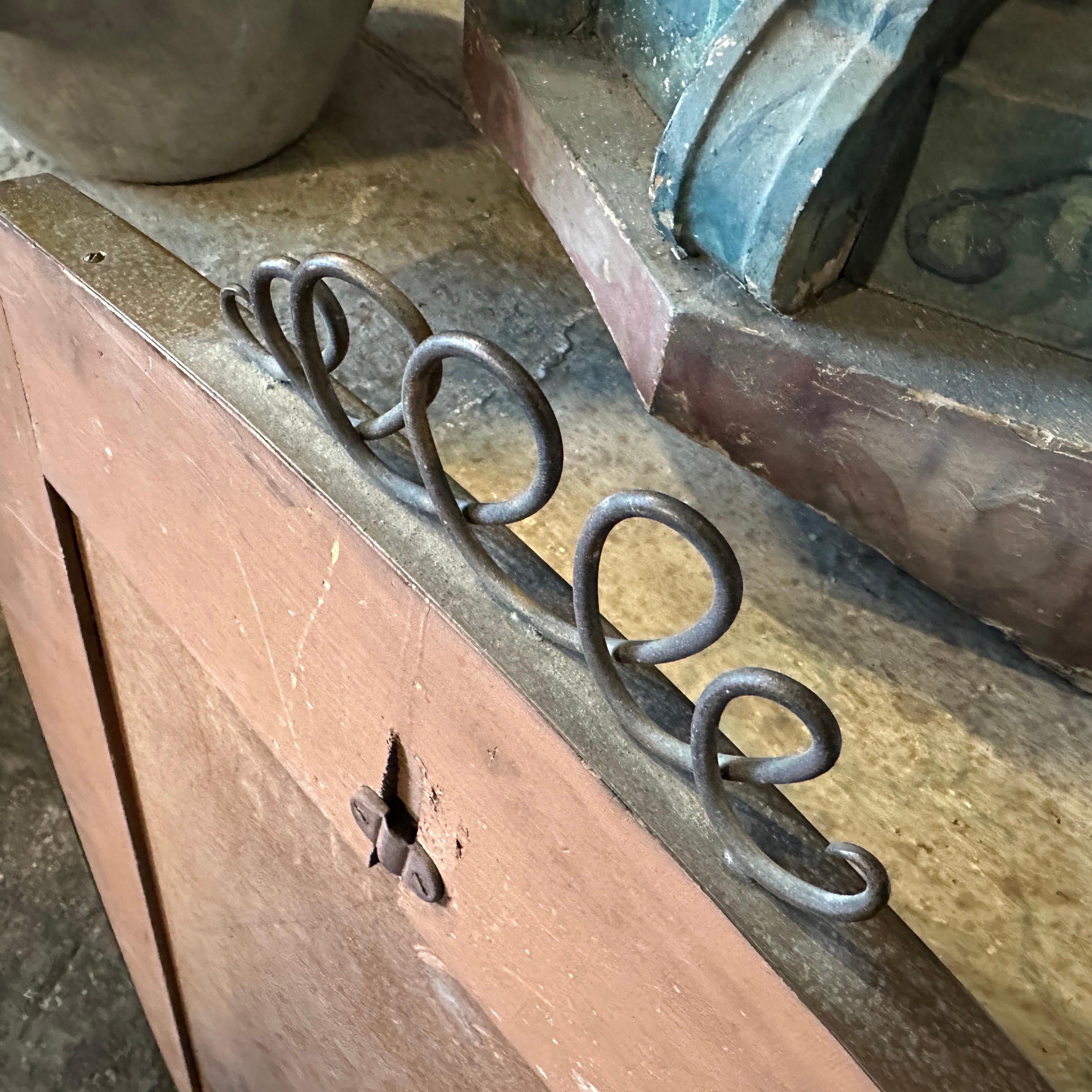Espejo de pared en forma de escudo de latón macizo estilo Gio Ponti de mediados de siglo XX Hecho a mano en venta