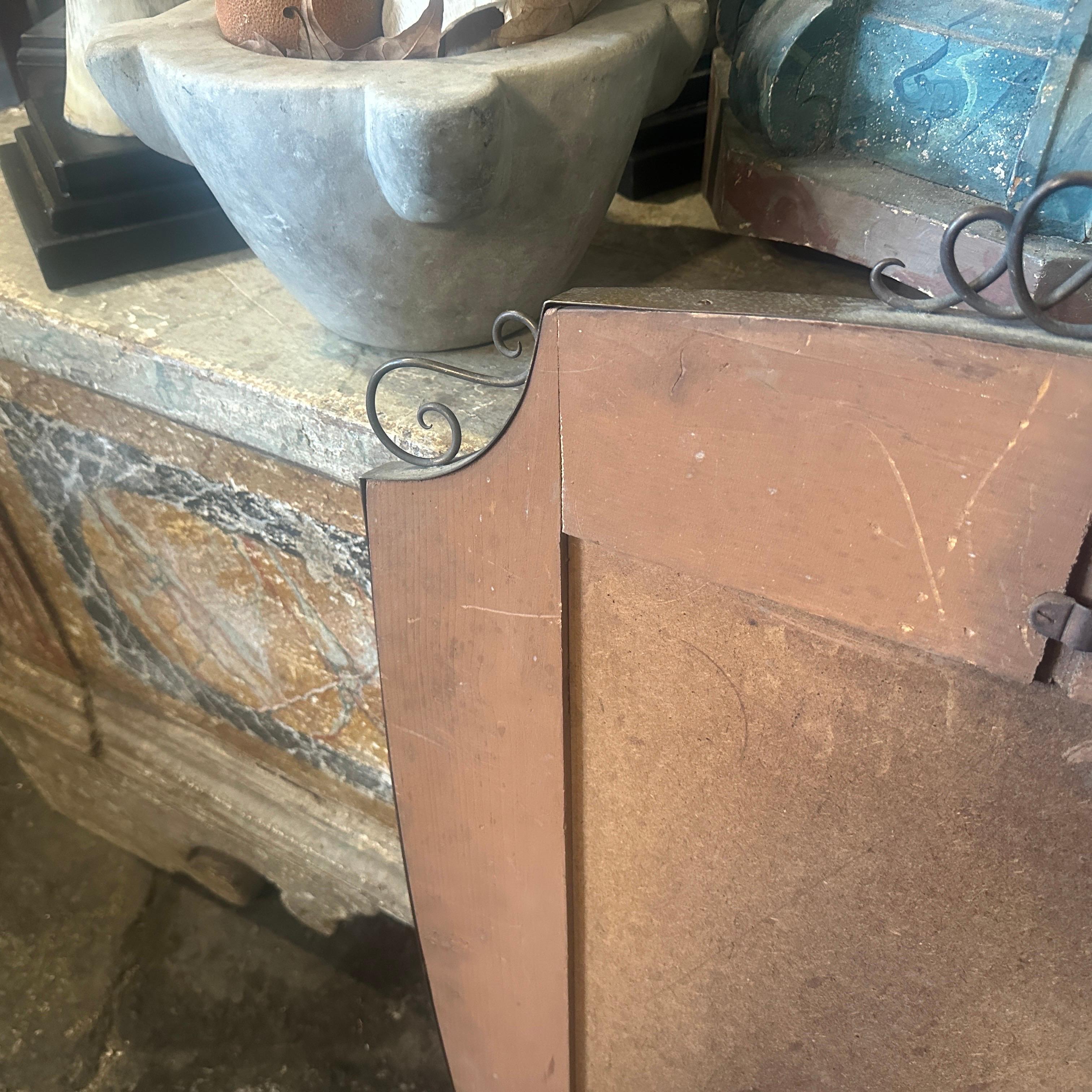 Espejo de pared en forma de escudo de latón macizo estilo Gio Ponti de mediados de siglo XX en Bueno estado para la venta en Aci Castello, IT