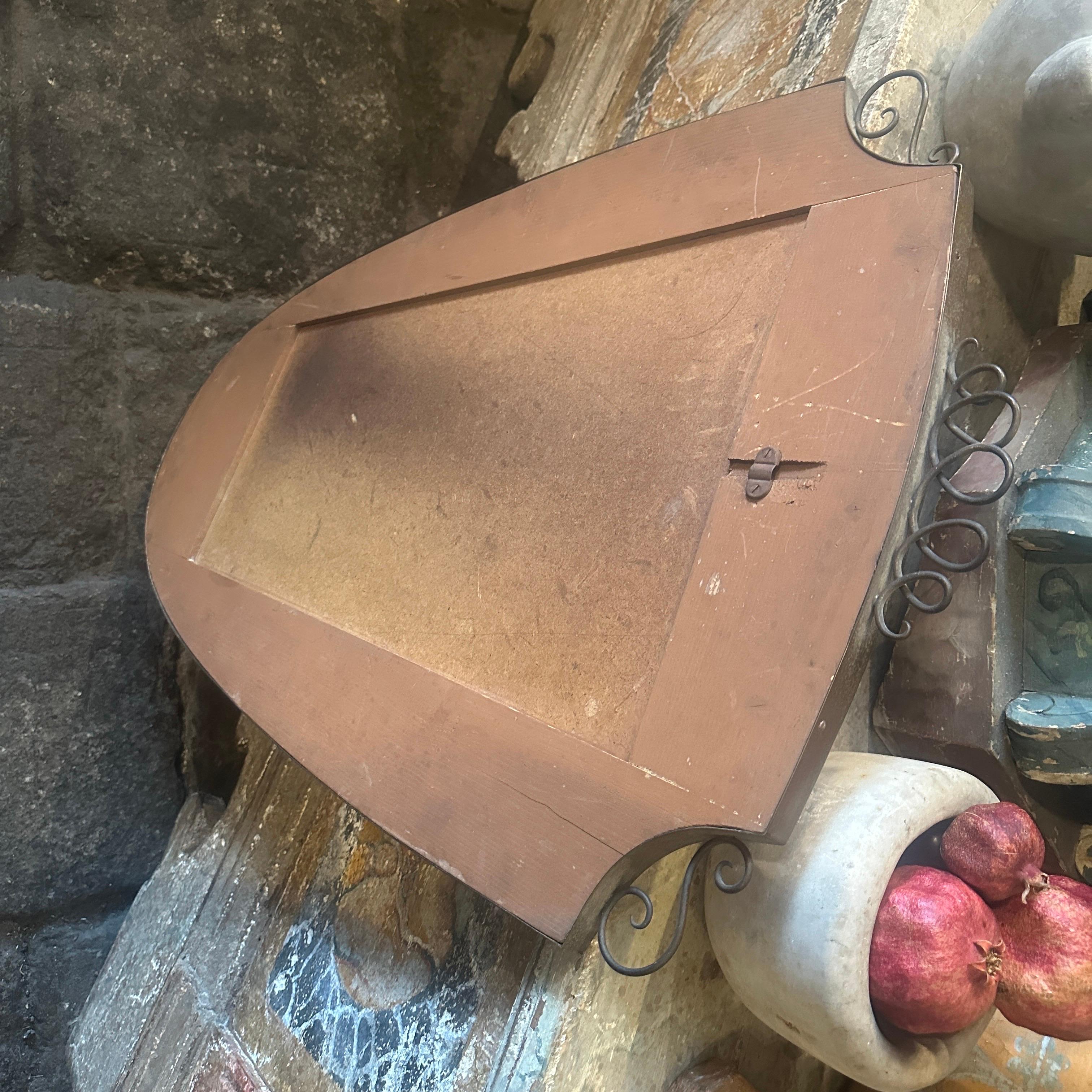 Espejo de pared en forma de escudo de latón macizo estilo Gio Ponti de mediados de siglo XX Latón en venta
