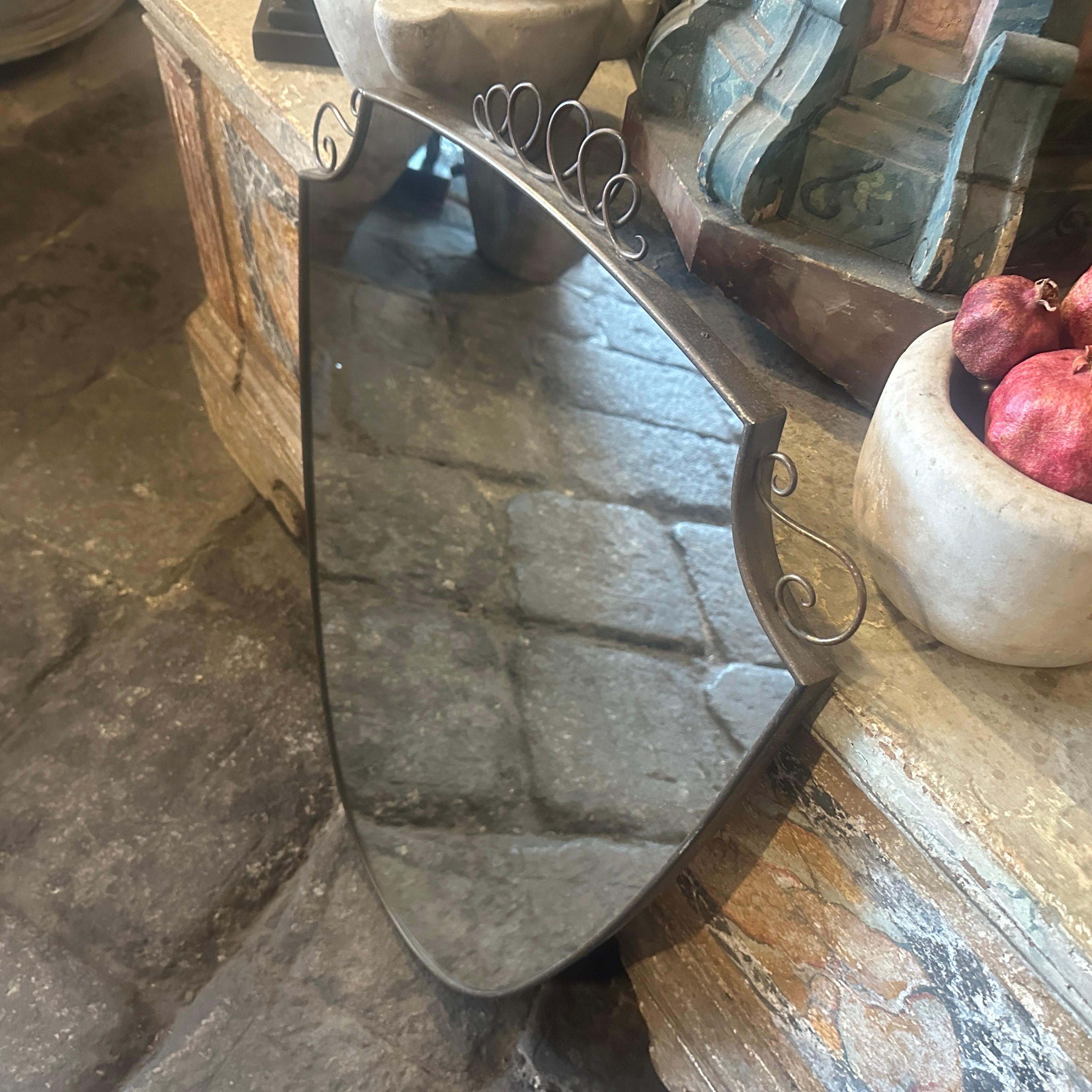 Espejo de pared en forma de escudo de latón macizo estilo Gio Ponti de mediados de siglo XX en venta 2