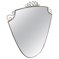 Espejo de pared en forma de escudo de latón macizo estilo Gio Ponti de mediados de siglo XX