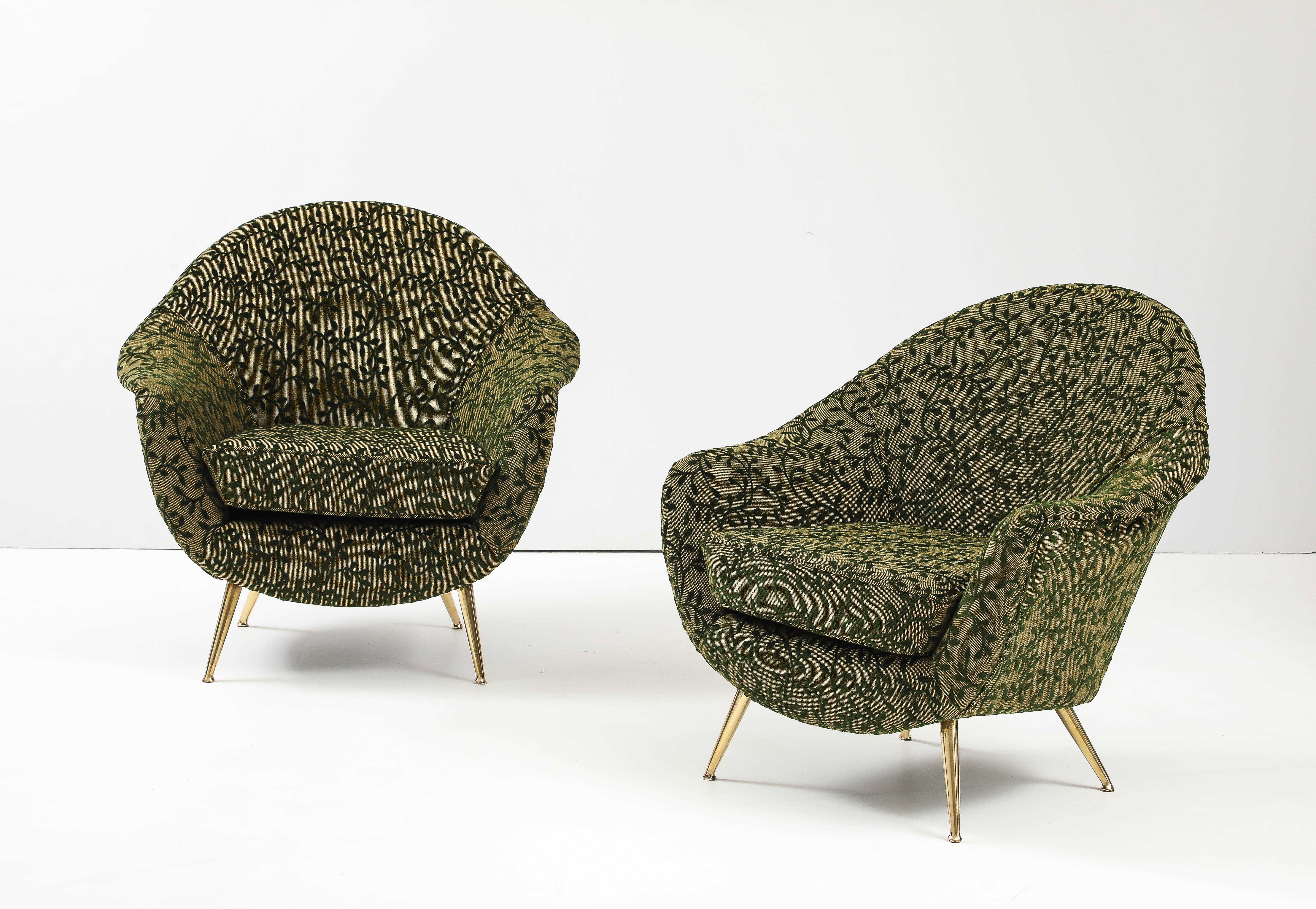 Incredibile coppia di sedie da salotto moderniste in stile Gio Ponti degli anni '50, completamente restaurate e rivestite in velluto, con lievi segni di usura e patina dovuti all'età e all'uso, alcune piccole ammaccature alle gambe in ottone, le