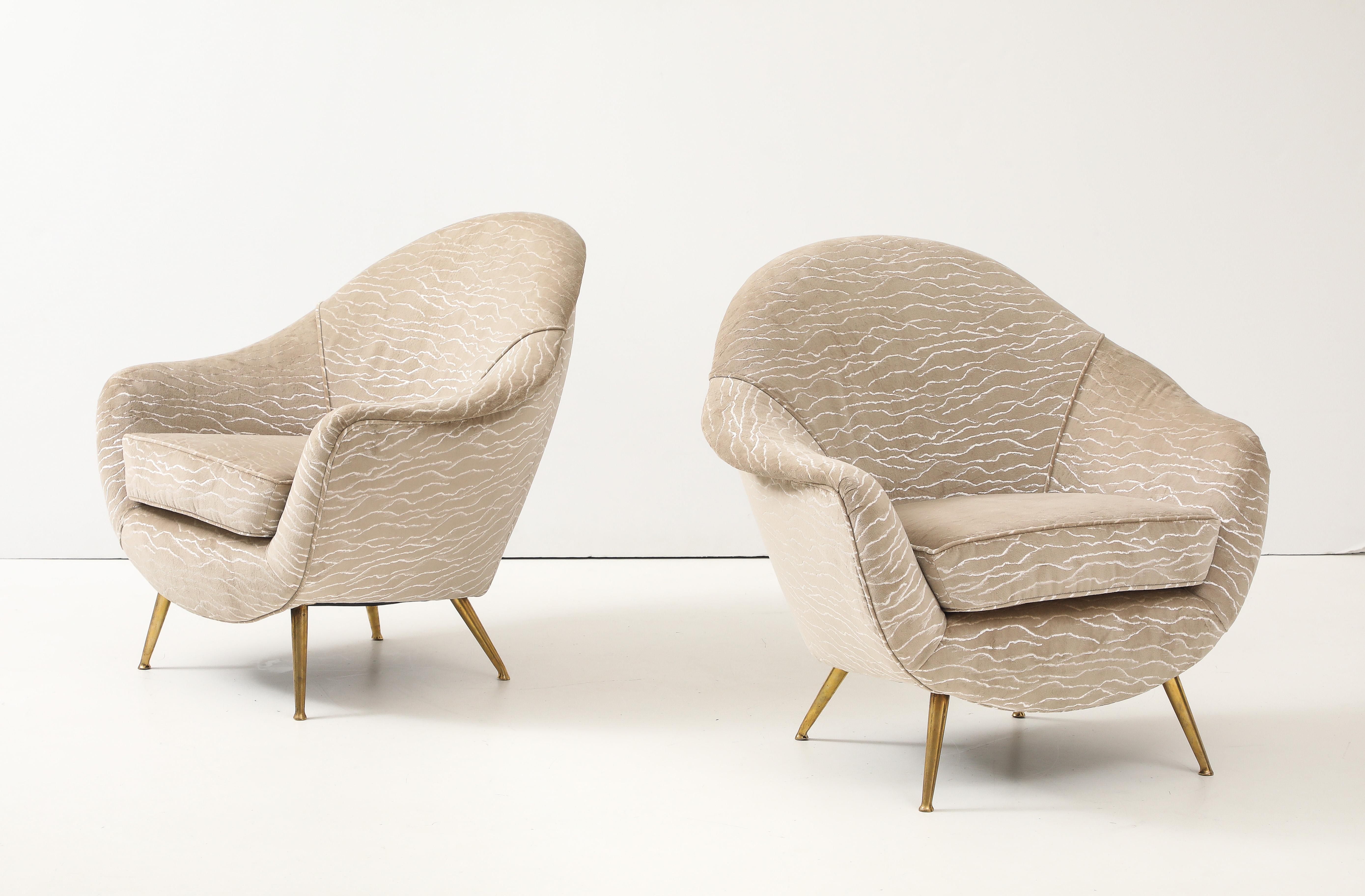 Amazing pair of 1950's Gio Ponti style modernist lounge chairs, fully restored and re-upholstered in velvet, with minor wear and patina due to age and use, there is a few small dents to the brass legs, the legs have been gently lightly hand polished.