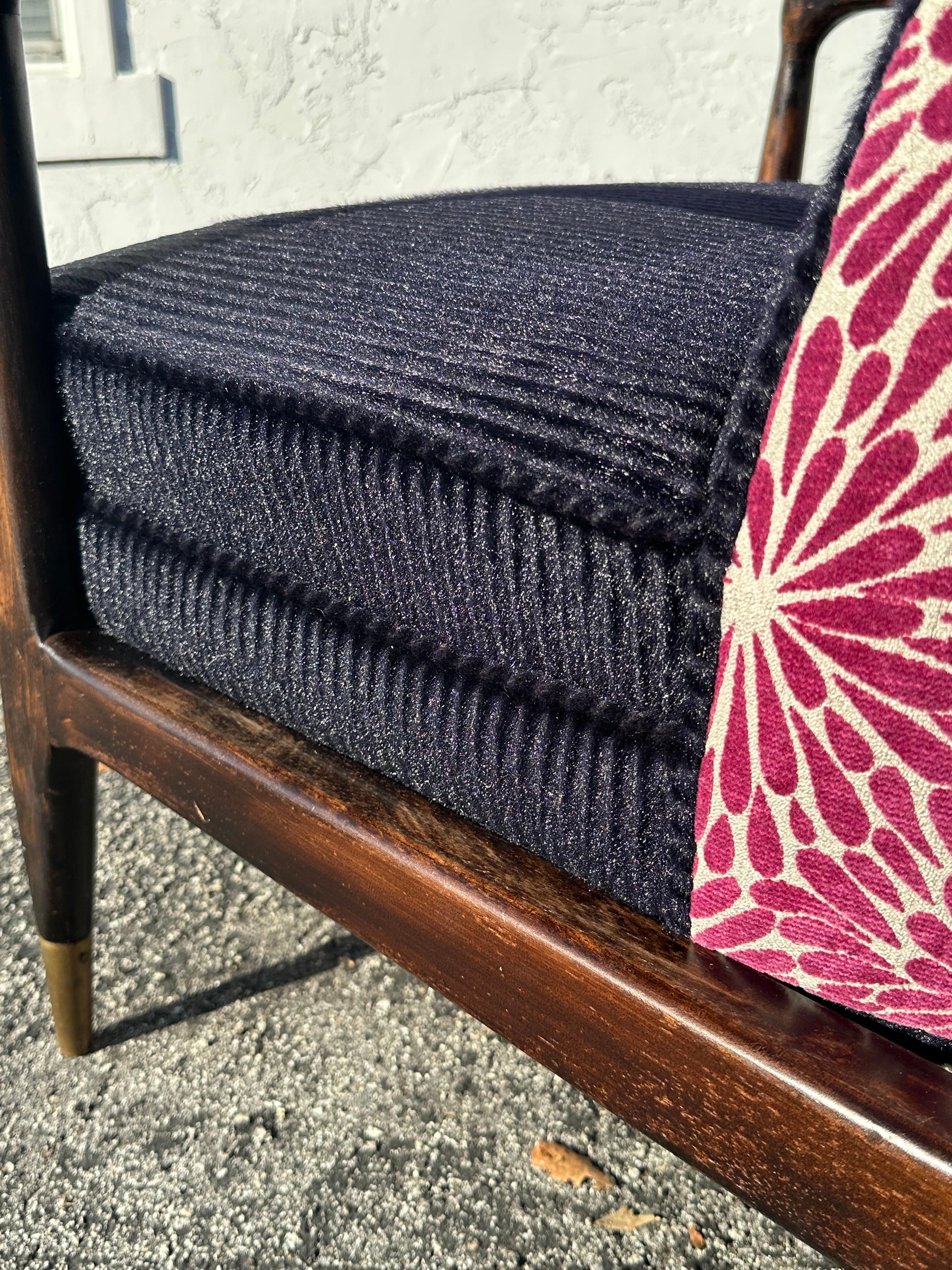 Sedie in stile Gio Ponti anni '50 in velluto mohair beige viola con motivi floreali in noce, set di 2 in vendita 9