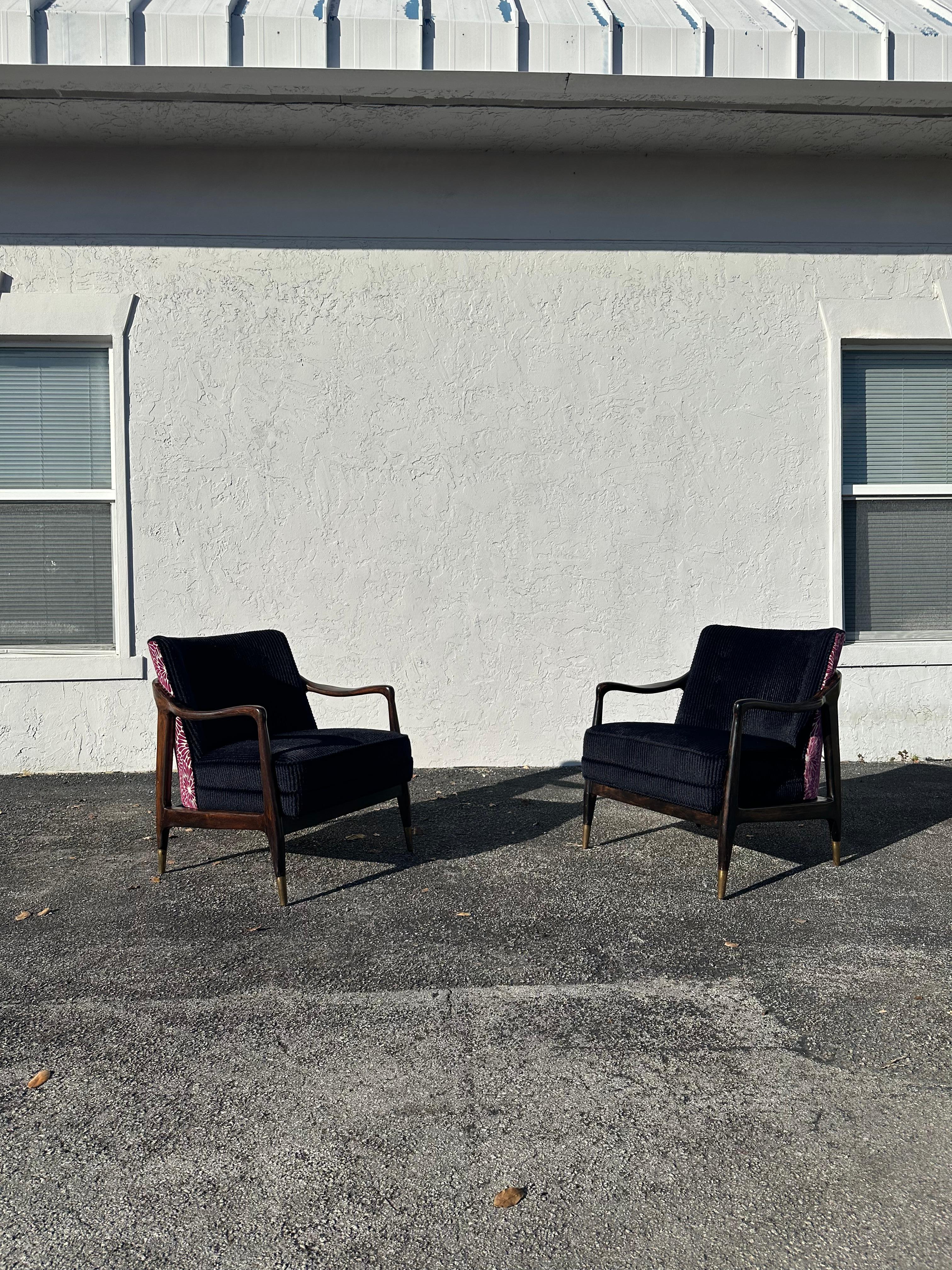 Trasportati negli eleganti e sofisticati anni '50 con questo raffinato set di sedie. Questo rarissimo set emana un'aria di storia e raffinatezza. Il design è eccezionale. Le sedie sono un pezzo forte che è anche estremamente comodo e ricco di