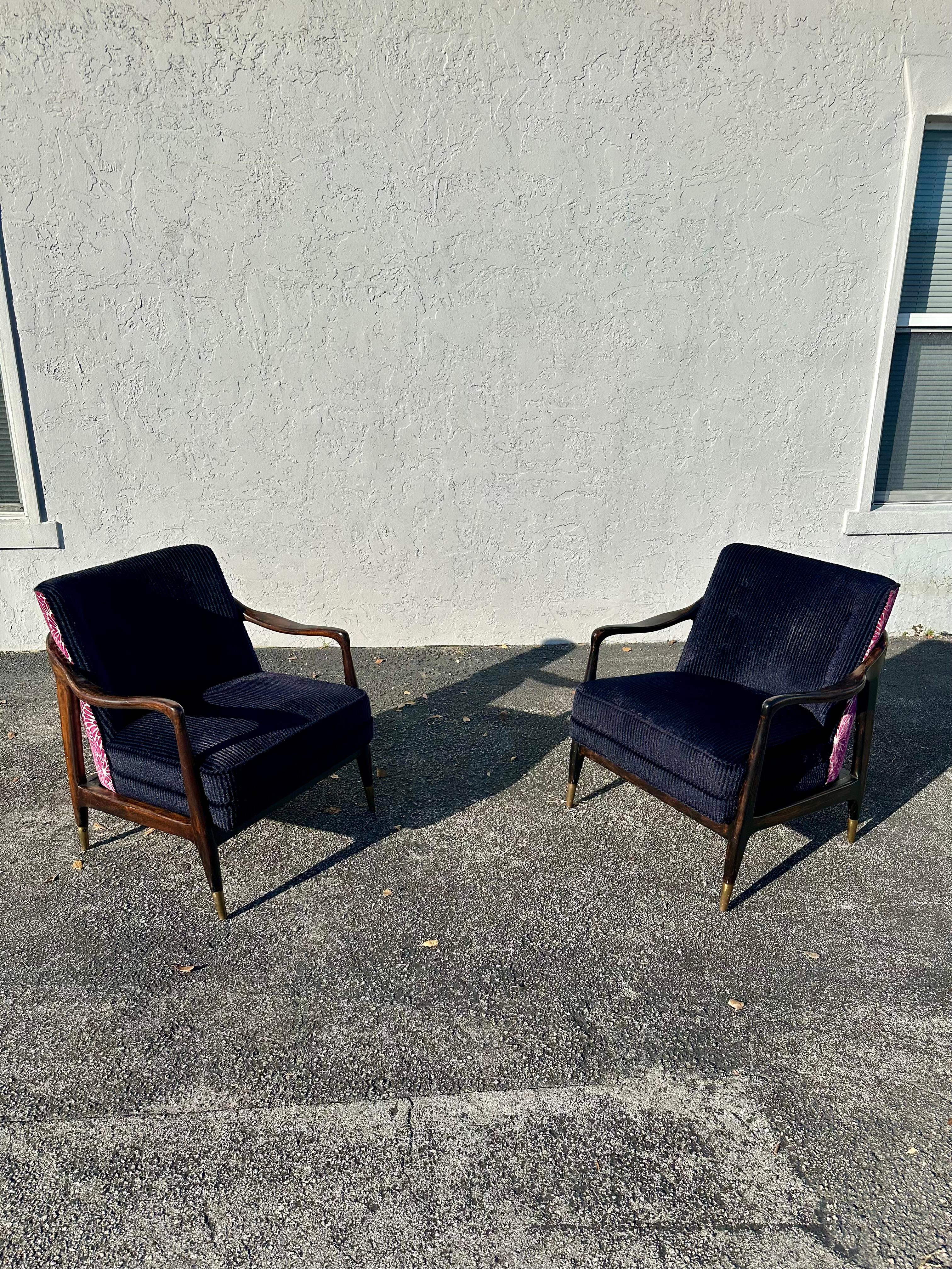 Mid-Century moderno Sedie in stile Gio Ponti anni '50 in velluto mohair beige viola con motivi floreali in noce, set di 2 in vendita