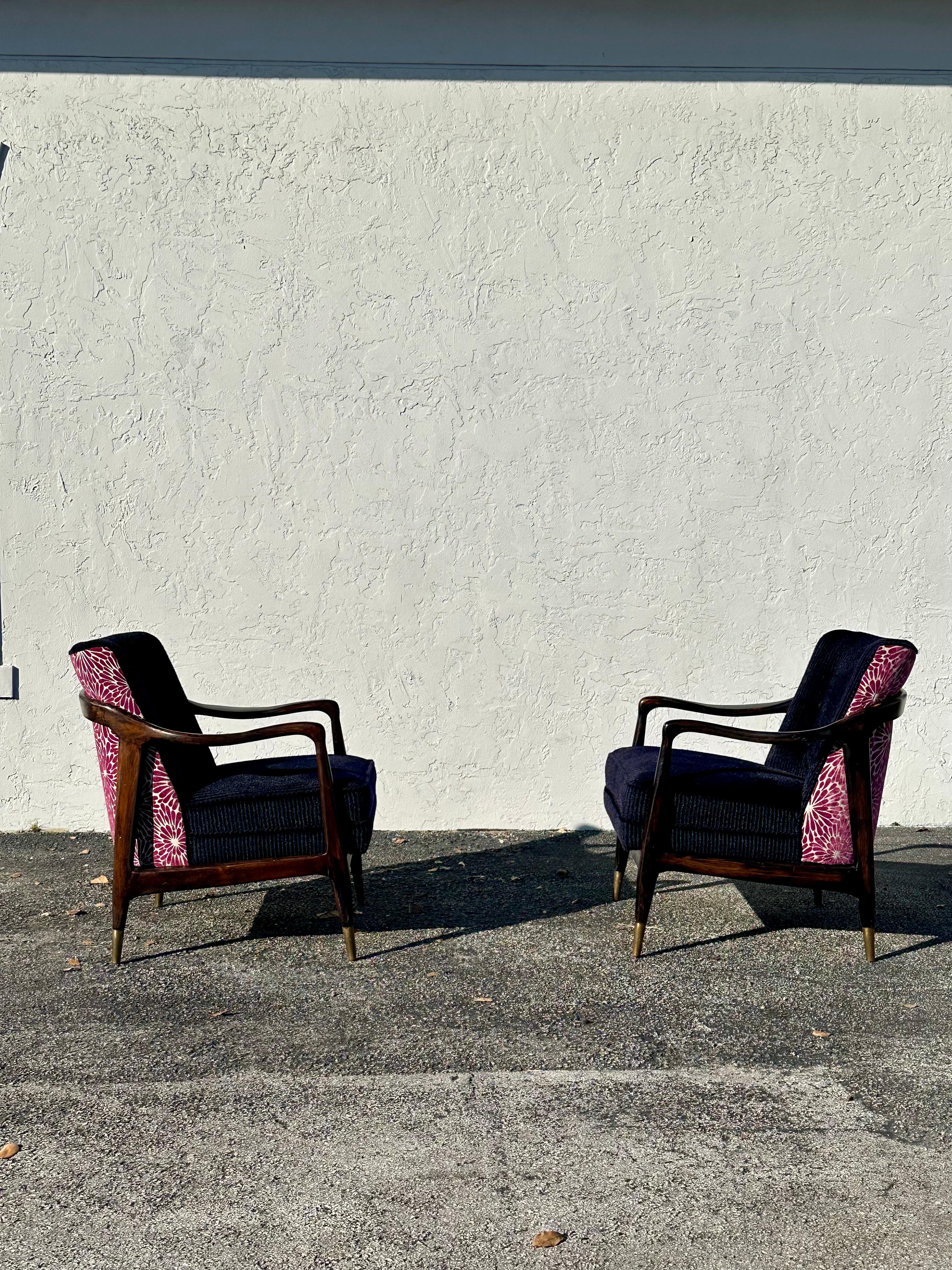Sedie in stile Gio Ponti anni '50 in velluto mohair beige viola con motivi floreali in noce, set di 2 In condizioni buone in vendita a Fort Lauderdale, FL