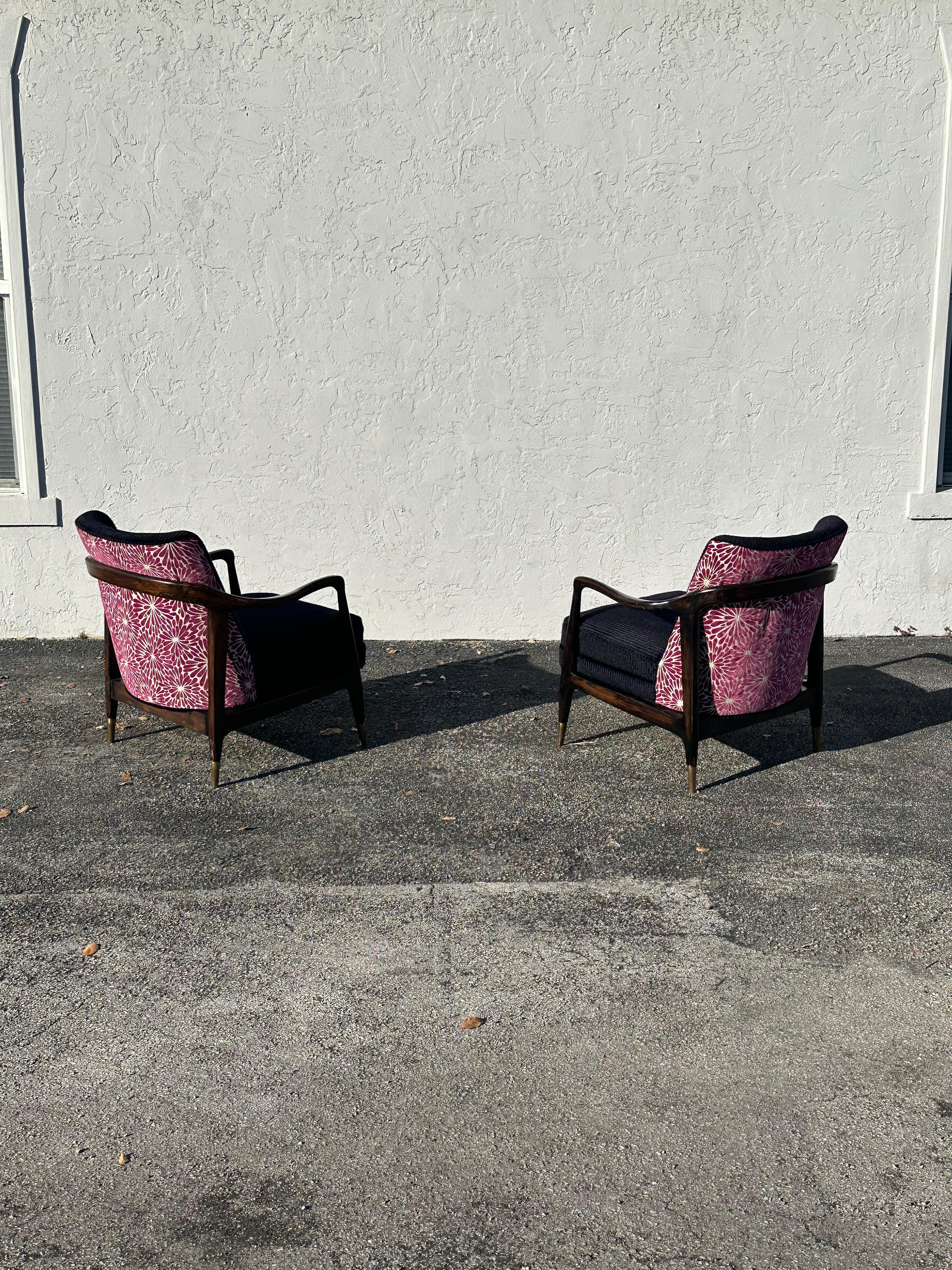 Metà XX secolo Sedie in stile Gio Ponti anni '50 in velluto mohair beige viola con motivi floreali in noce, set di 2 in vendita