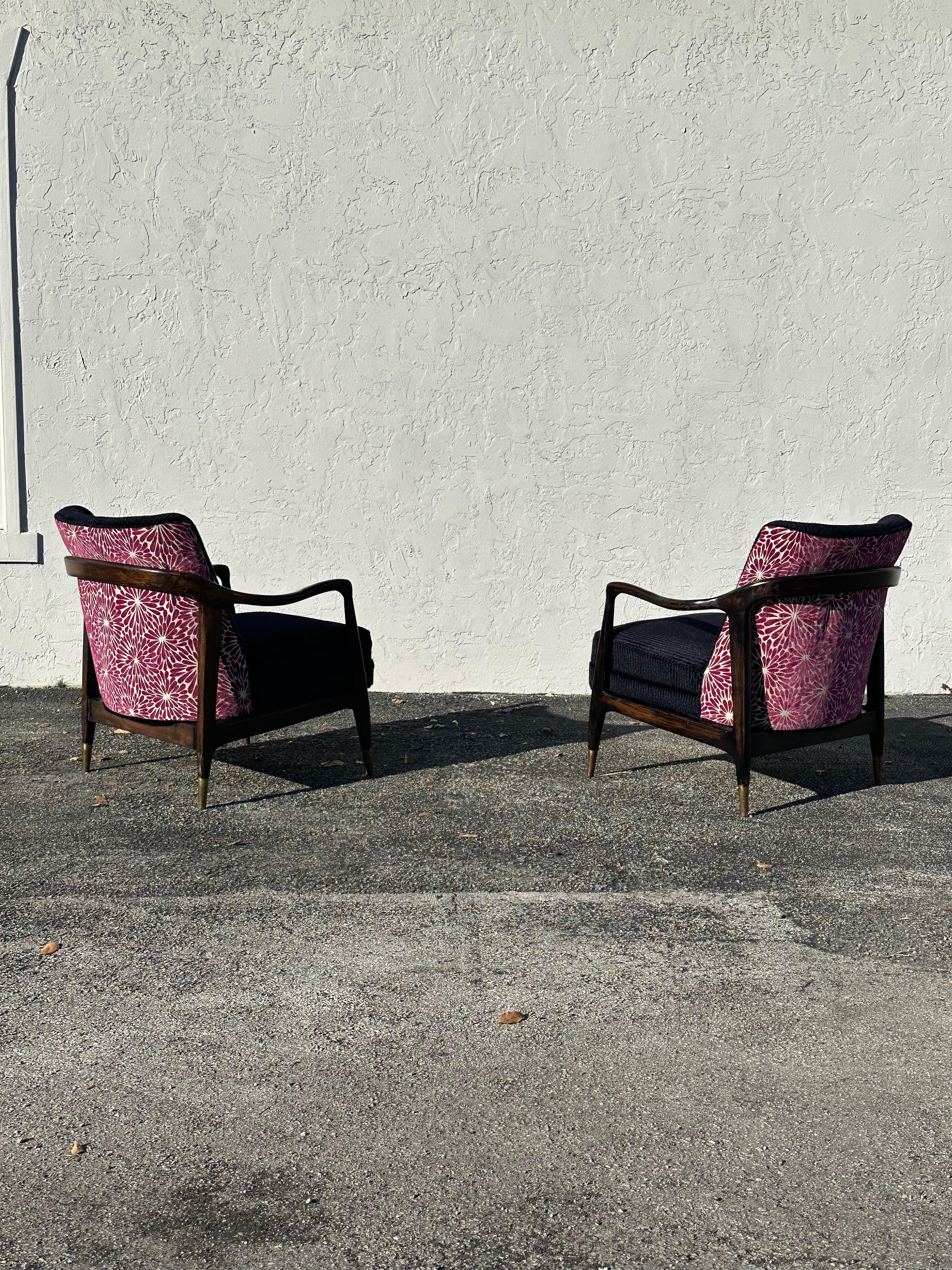 Ottone Sedie in stile Gio Ponti anni '50 in velluto mohair beige viola con motivi floreali in noce, set di 2 in vendita