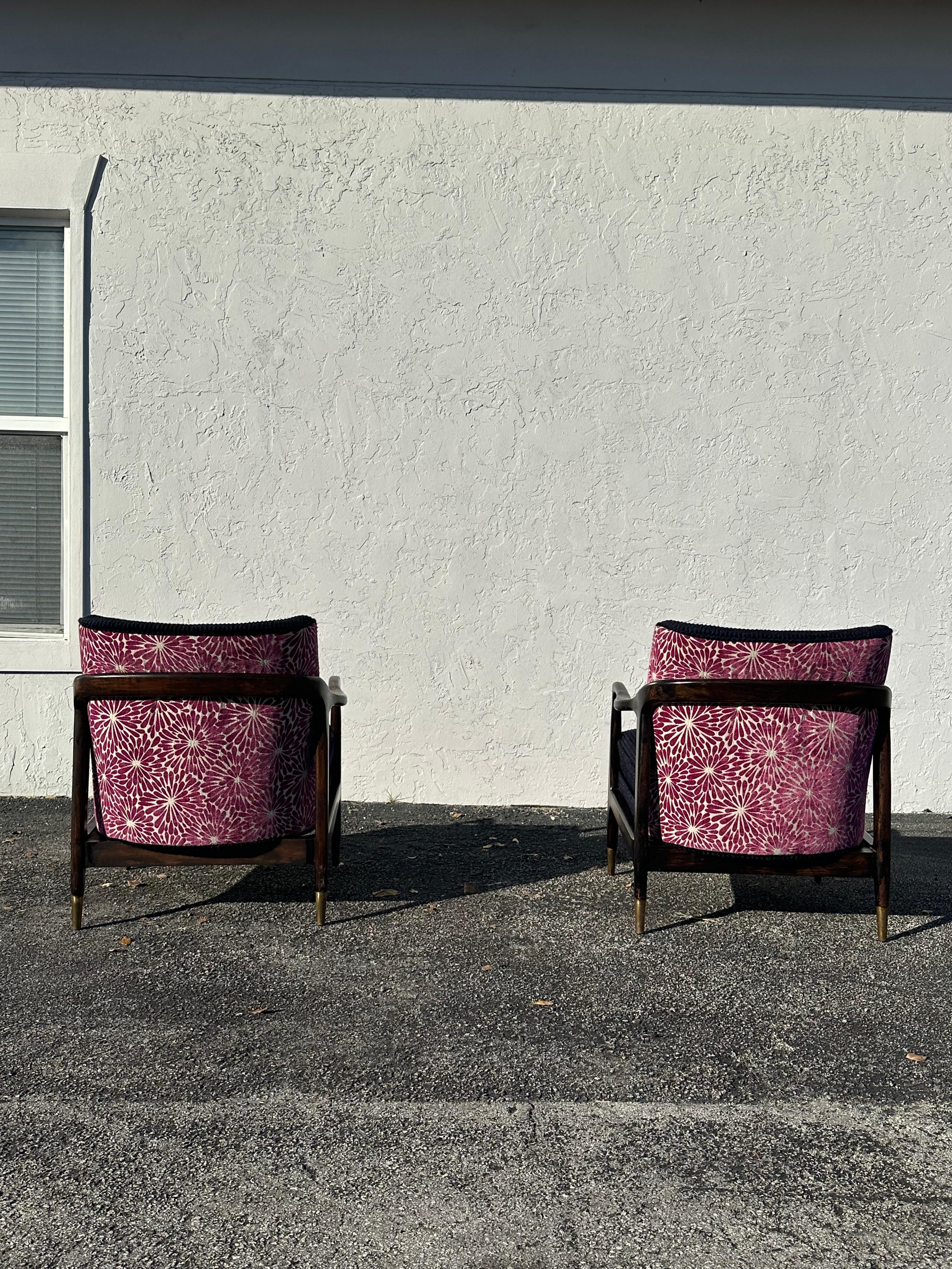 Sedie in stile Gio Ponti anni '50 in velluto mohair beige viola con motivi floreali in noce, set di 2 in vendita 1