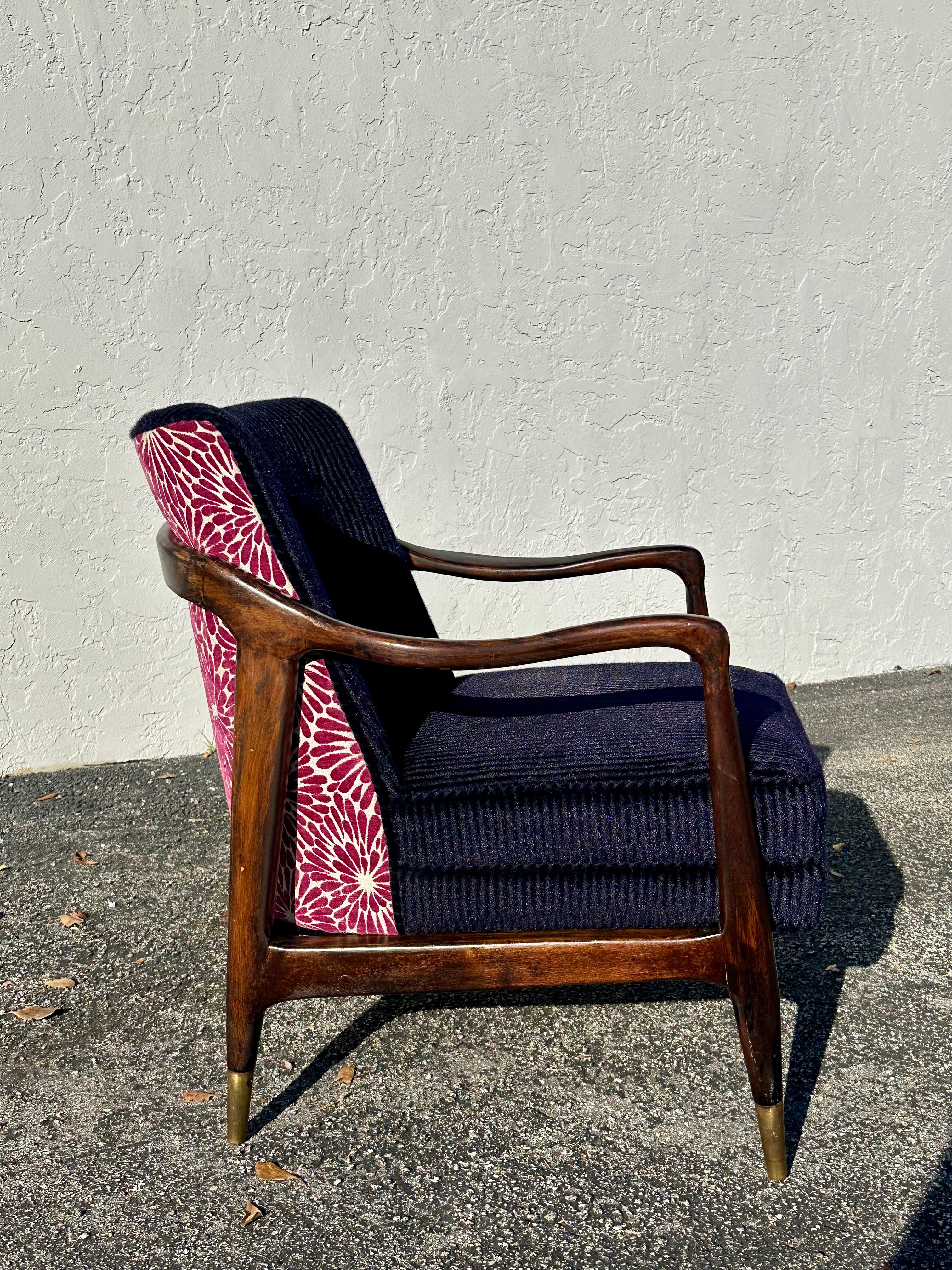 Sedie in stile Gio Ponti anni '50 in velluto mohair beige viola con motivi floreali in noce, set di 2 in vendita 3