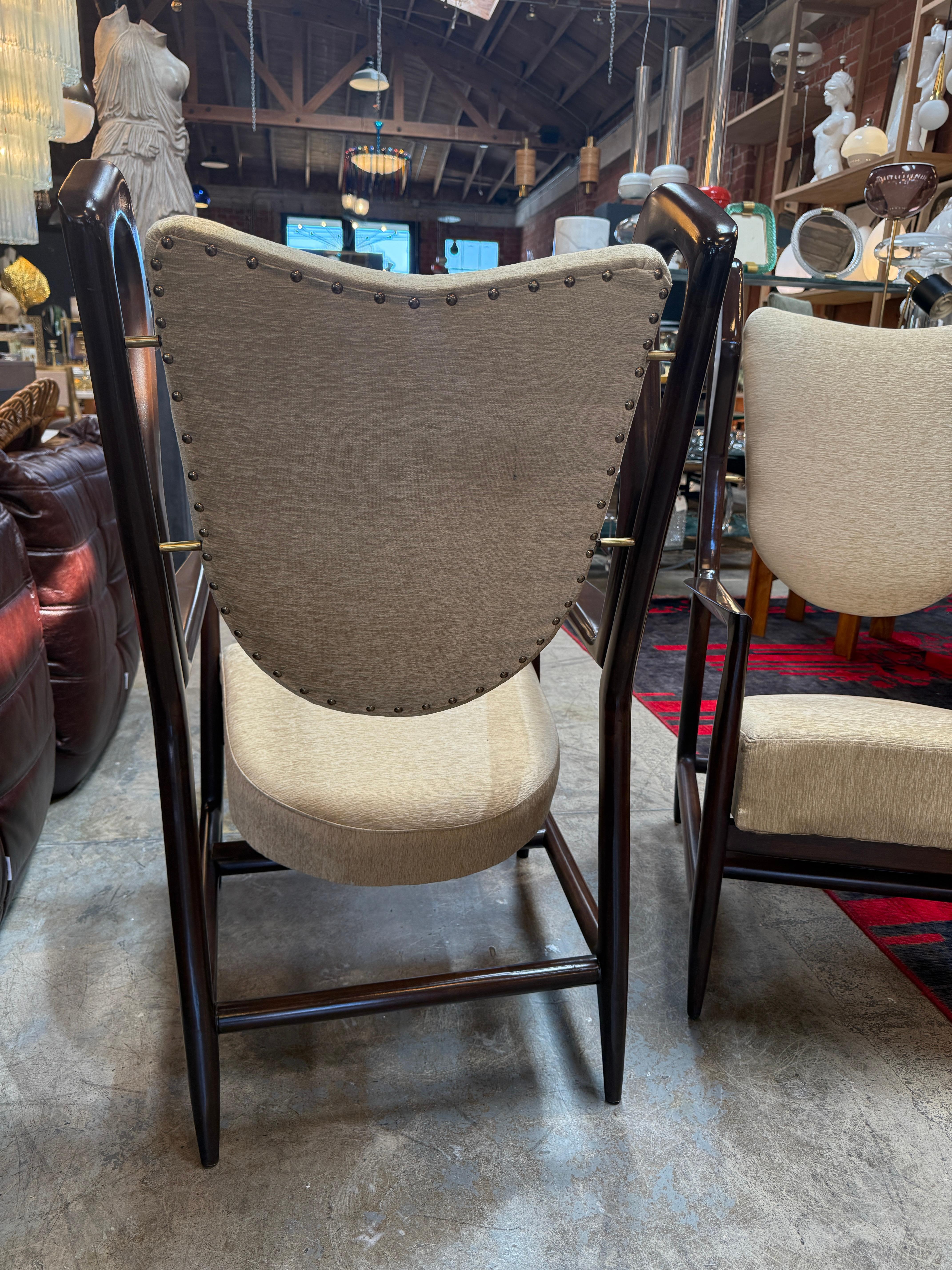 1950s Gio Ponti “Triennial” Armchairs in Dark Wood en Bueno estado para la venta en Los Angeles, CA