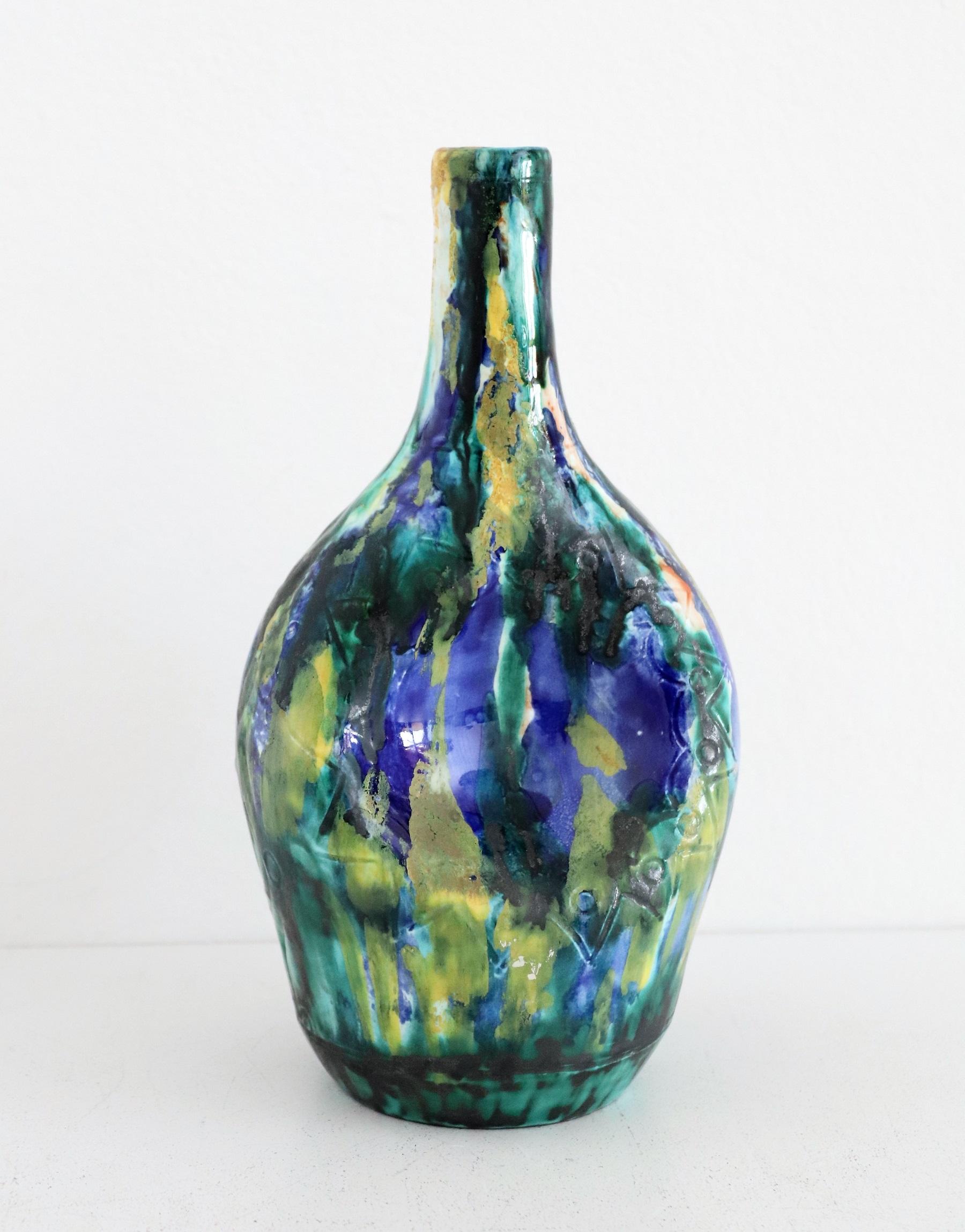 Wunderschöne und seltene Vase aus polychromer Keramik.
Hergestellt in der Töpferwerkstatt von Giuseppe Barile in Albisola, Italien.
Die Manufaktur wurde 1950 gegründet und 1977 geschlossen.
Diese Vase ist in ausgezeichnetem Vintage-Zustand, wir
