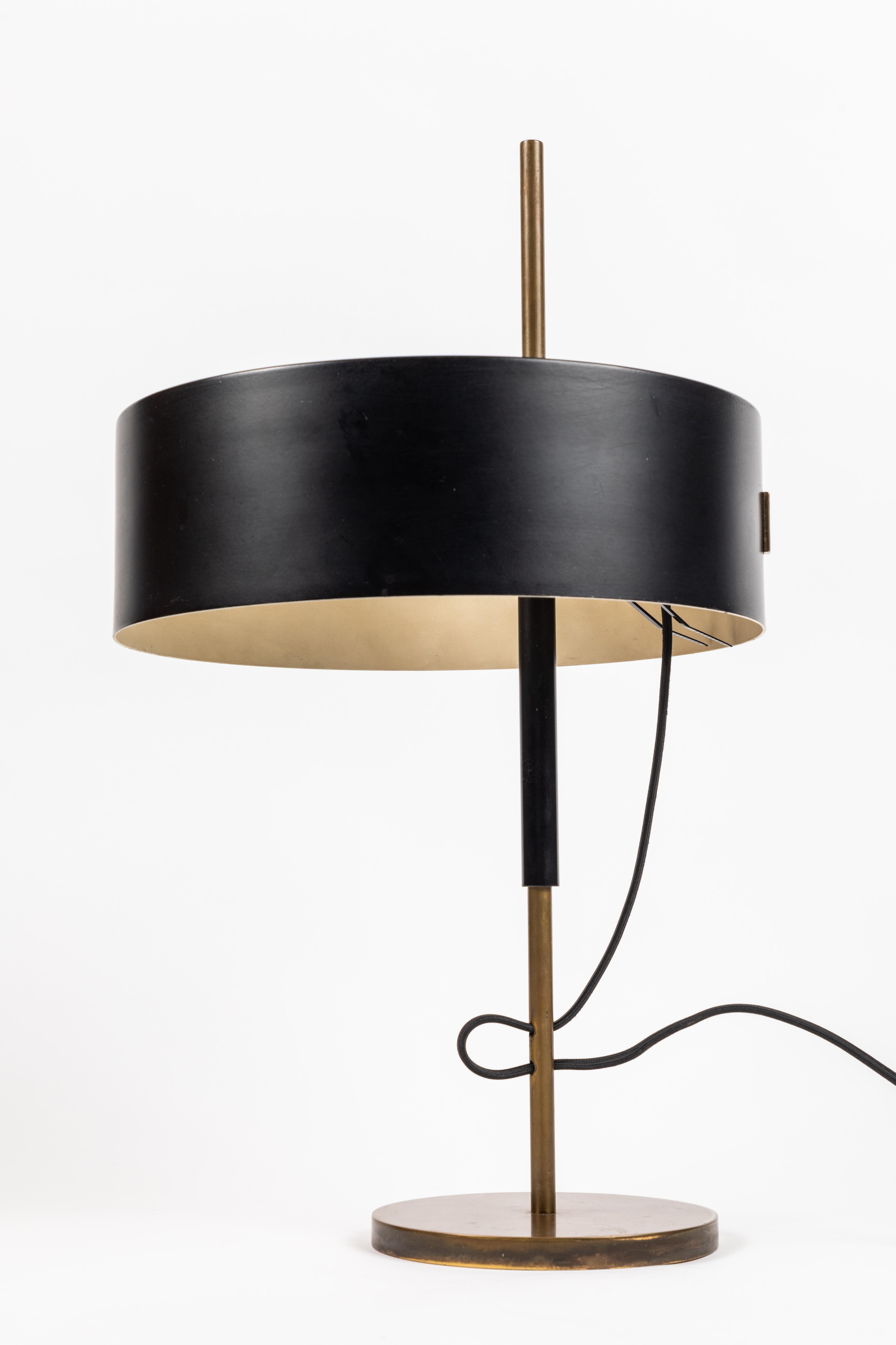 1950s Giuseppe Ostuni 243 table lamp for O-Luce. Executed in black painted metal and brass. An iconic table lamp by one of the masters of midcentury Italian design. Fluid and refined in its conception and execution. A clean example.

Ref. Literature