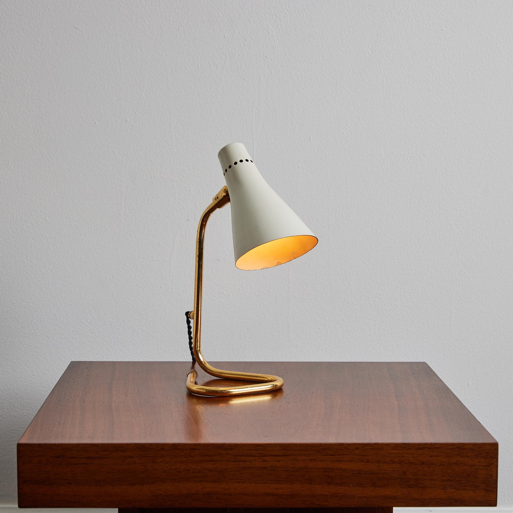 Lampe de table en métal et laiton Giuseppe Ostuni modèle #214 pour O-Luce, années 1950.

Un design sculptural exécuté en métal peint en blanc et en laiton. L'ombrage peut être relevé ou abaissé à la hauteur souhaitée. Rare lampe de table de belle