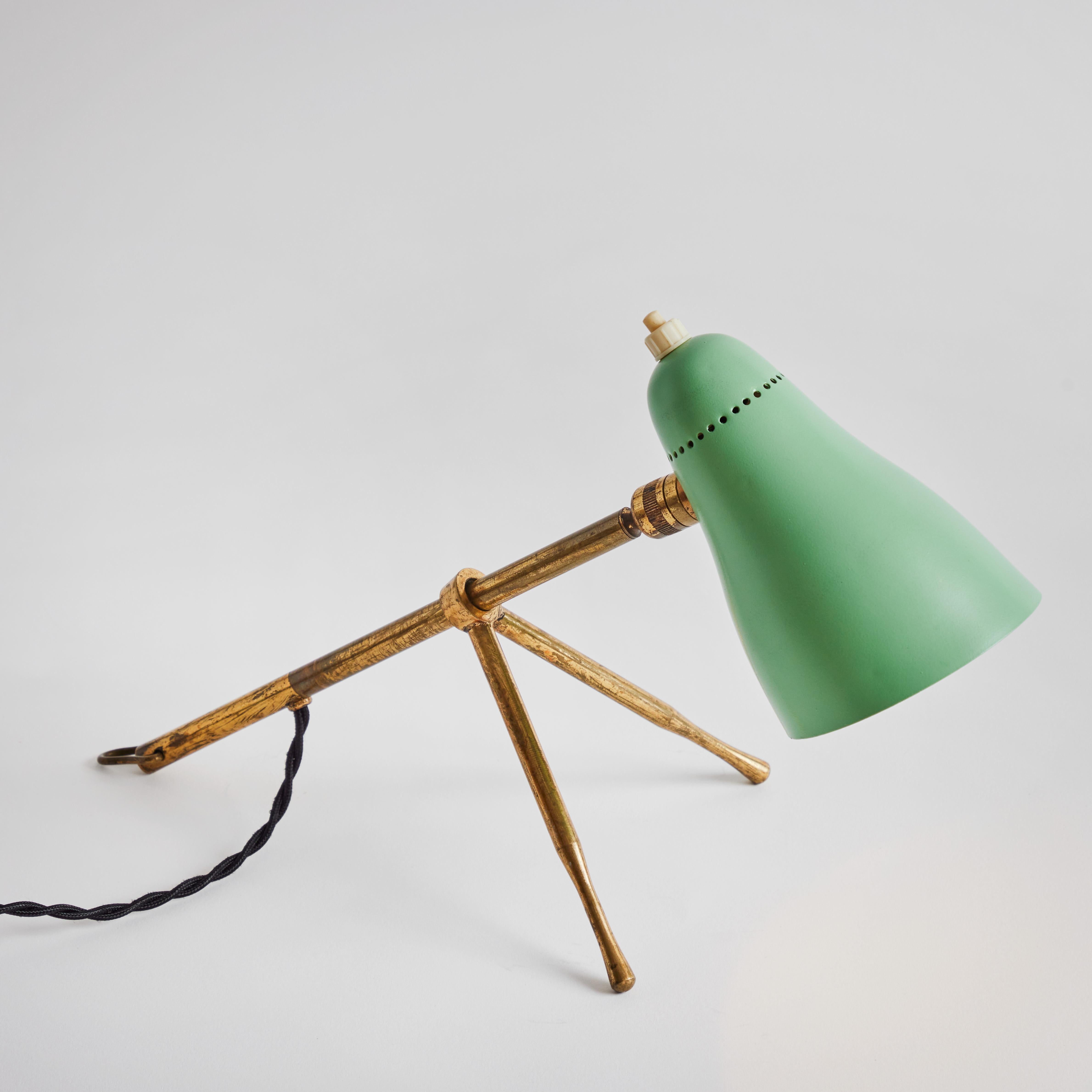 Peint Lampe murale ou de table en vert et laiton Giuseppe Ostuni 'Ochetta' des années 1950 pour O-Luce