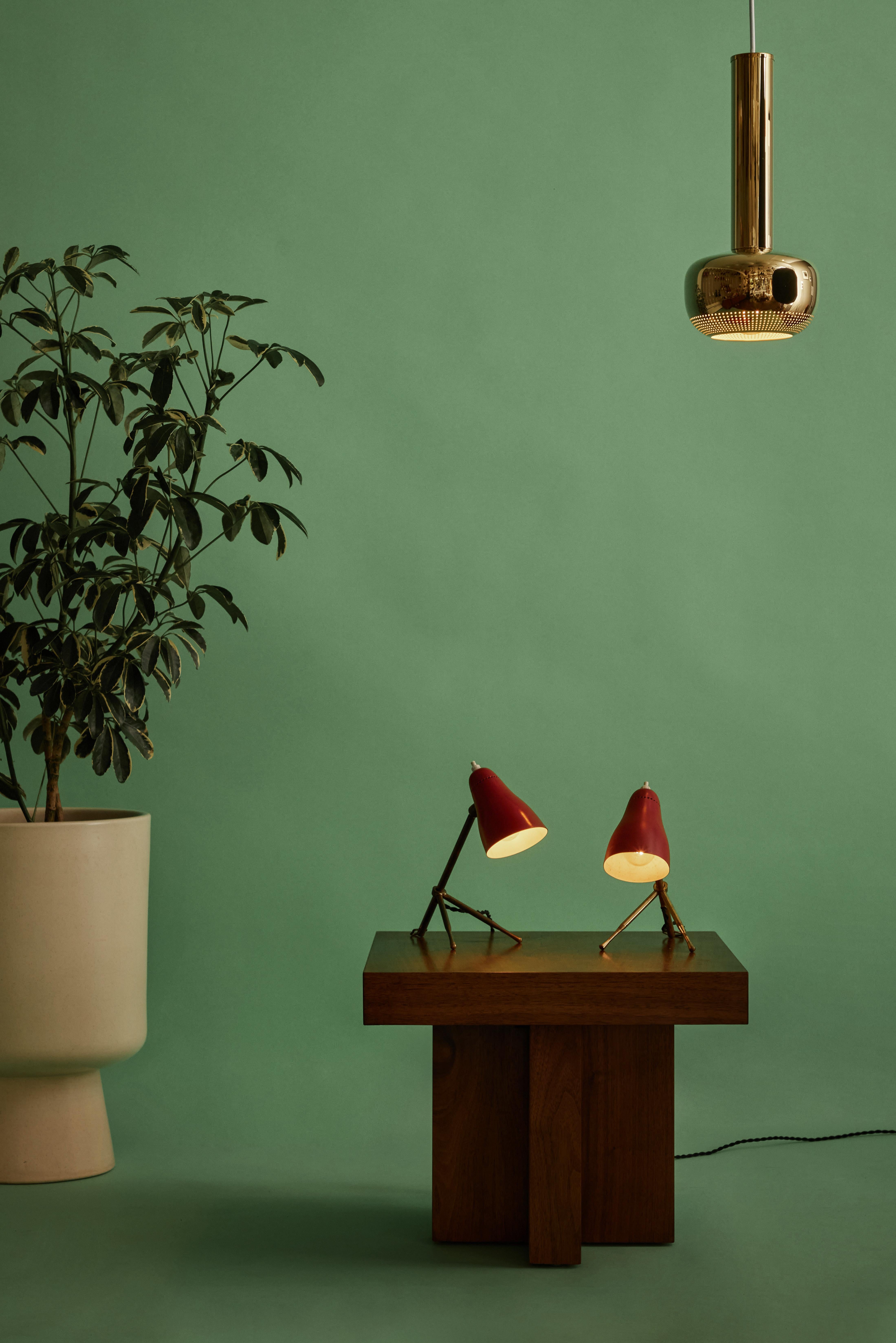 Applique ou lampe de table rouge et laiton Giuseppe Ostuni 'Ochetta' des années 1950 pour O-Luce. Un design extrêmement rare et étonnamment utilitaire exécuté en métal peint en rouge et en laiton par l'un des designers italiens les plus raffinés du