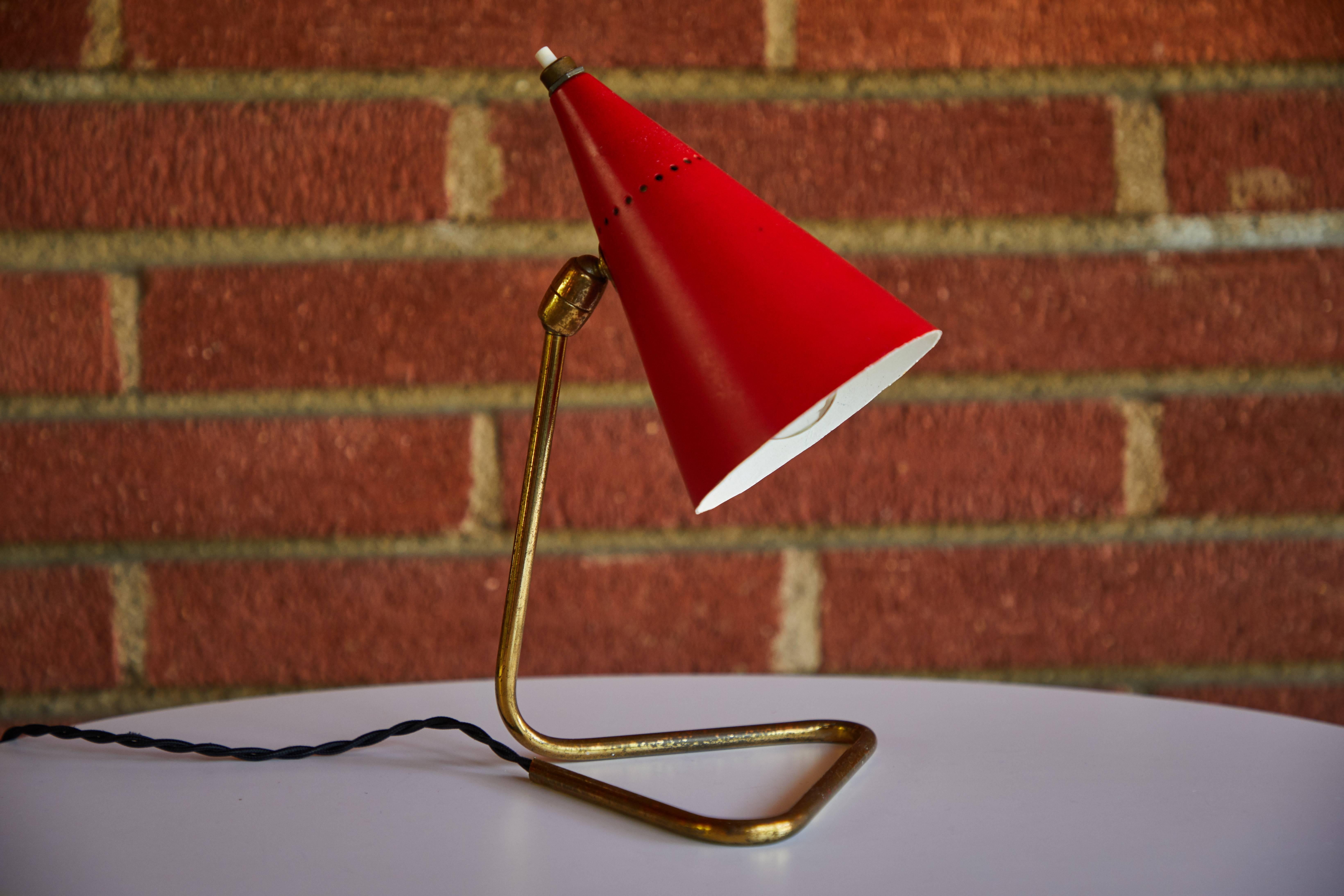 Rote Kegel-Tischlampe von Giuseppe Ostuni für Oluce, 1950er Jahre (Moderne der Mitte des Jahrhunderts)