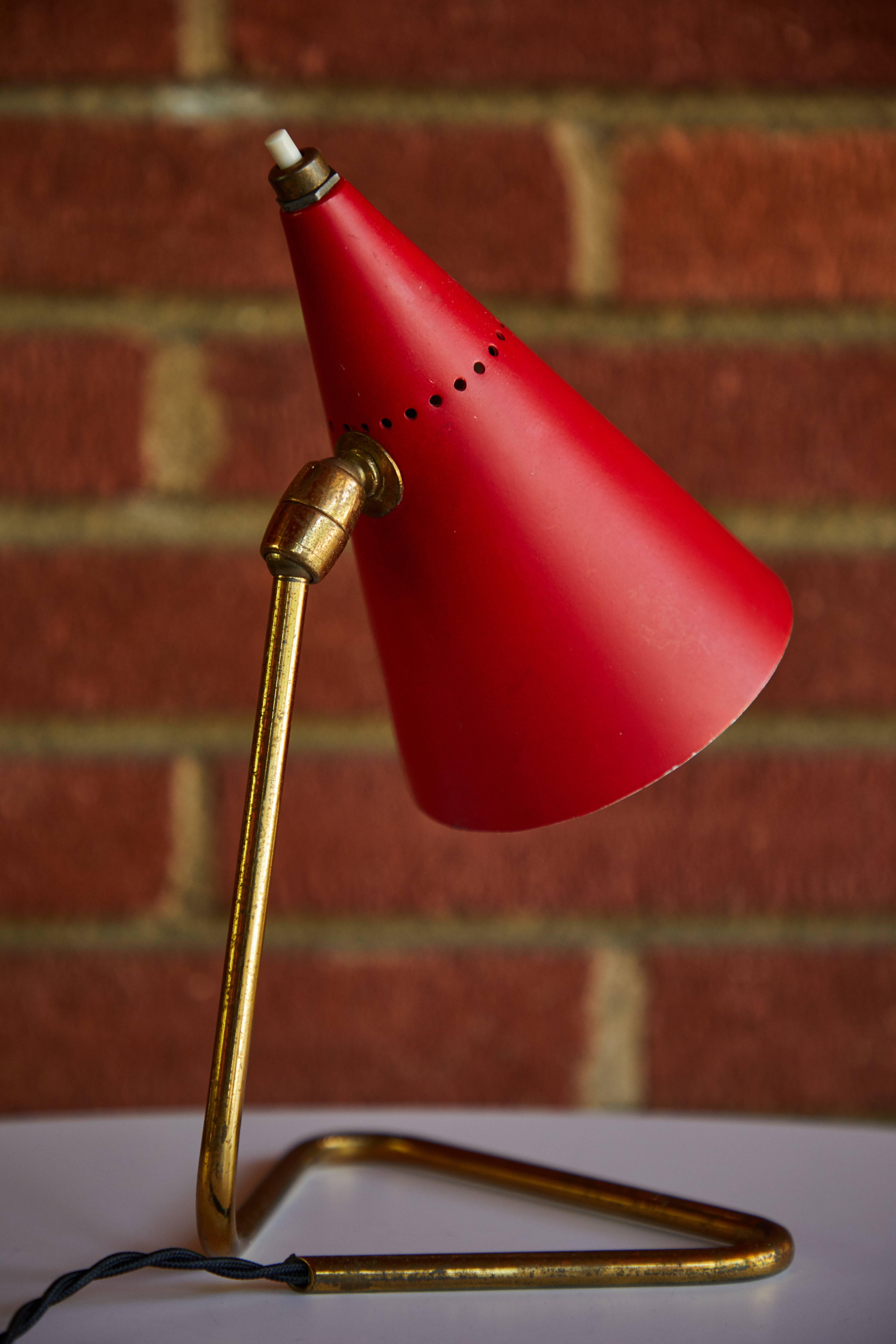 Rote Kegel-Tischlampe von Giuseppe Ostuni für Oluce, 1950er Jahre (Italienisch)