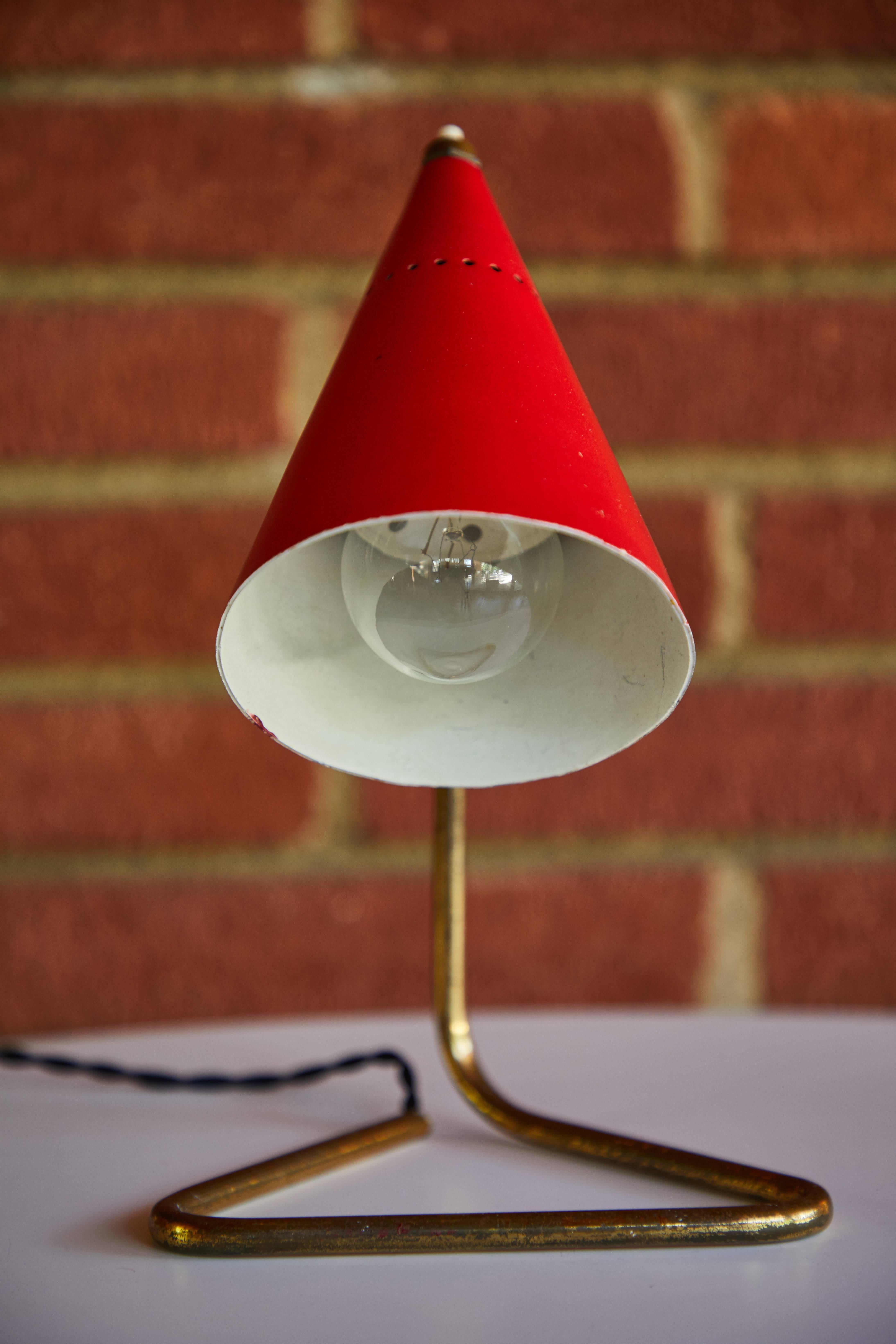 Rote Kegel-Tischlampe von Giuseppe Ostuni für Oluce, 1950er Jahre im Zustand „Gut“ in Glendale, CA