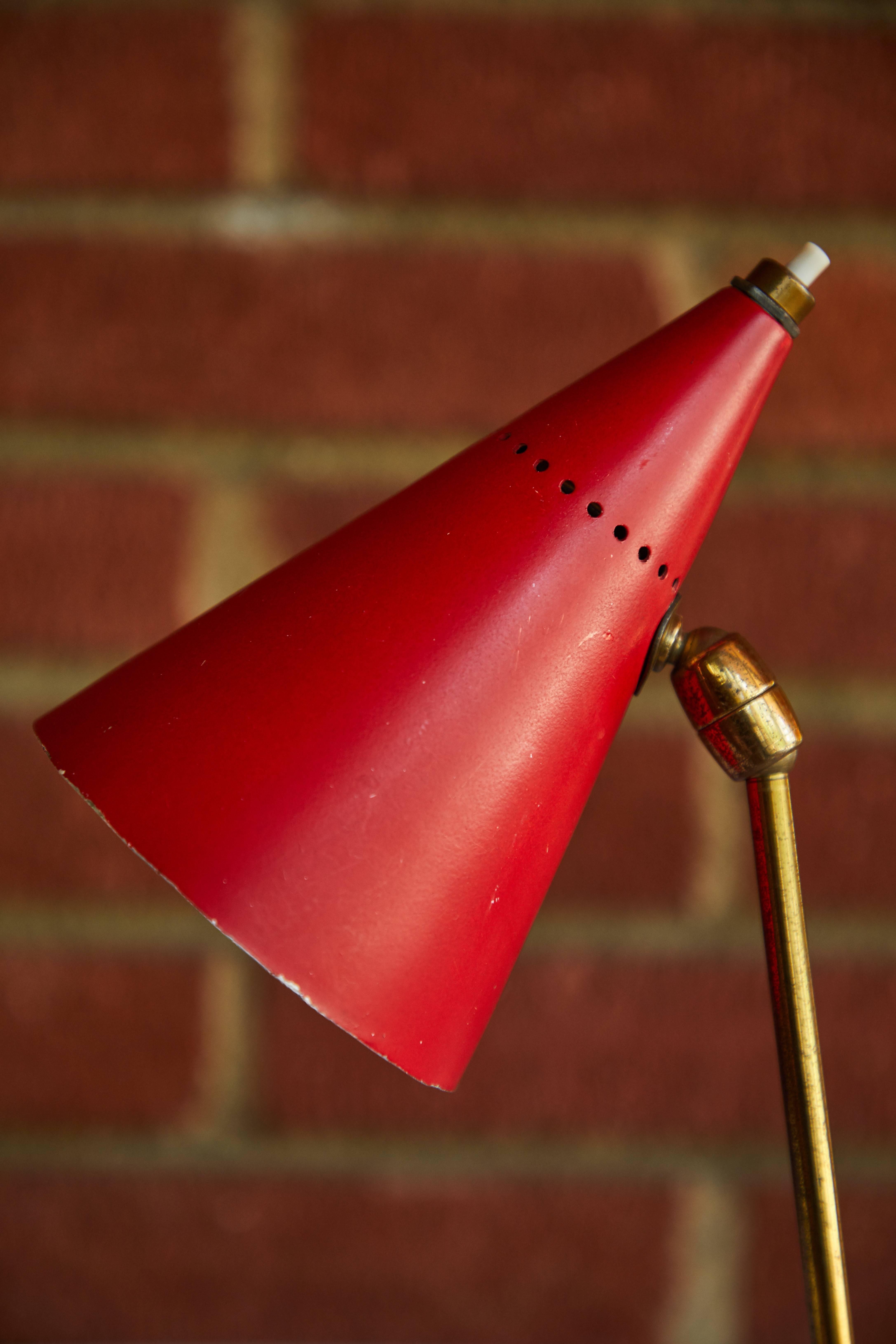 Rote Kegel-Tischlampe von Giuseppe Ostuni für Oluce, 1950er Jahre (Mitte des 20. Jahrhunderts)