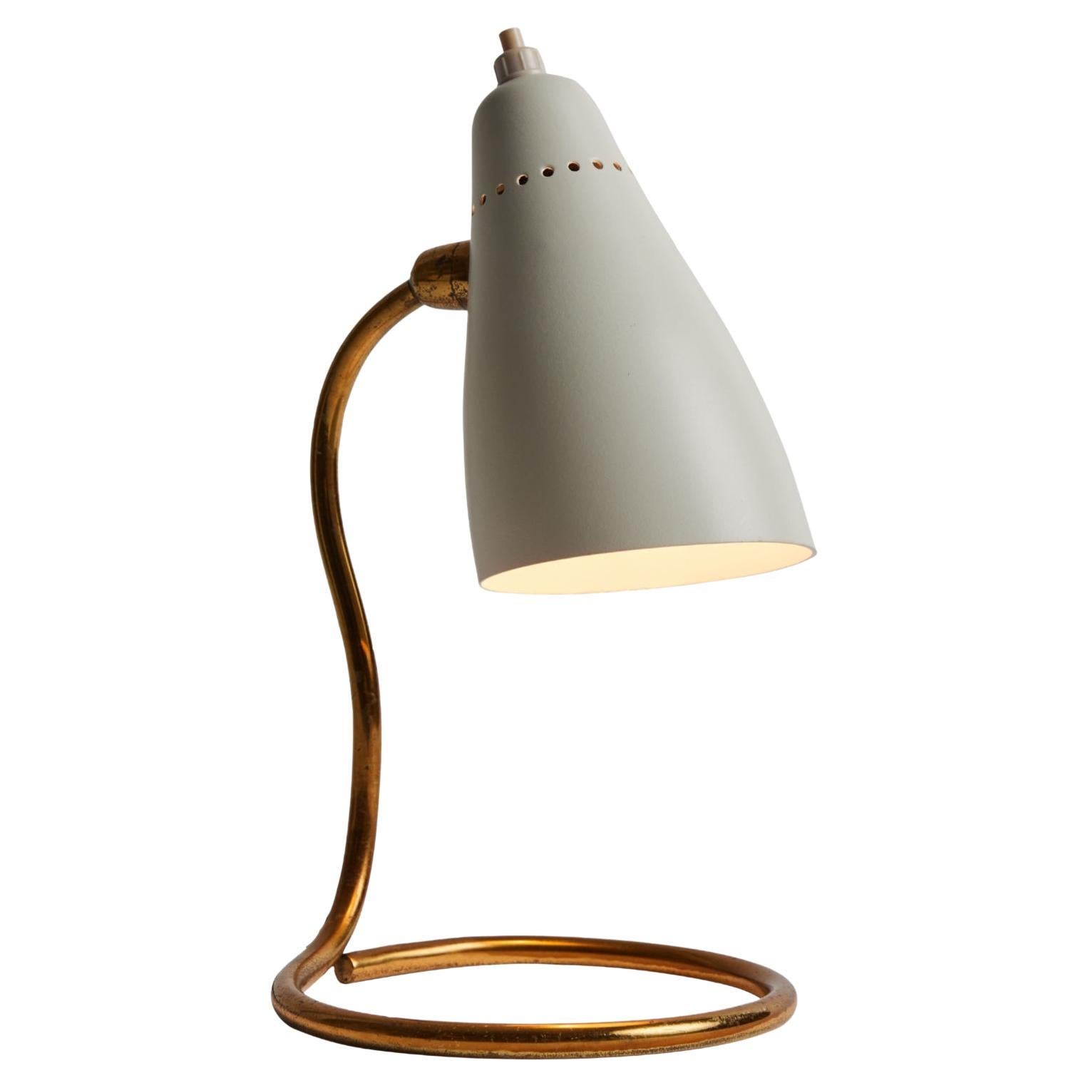 Lampe de table 'Vipere' de Giuseppe Ostuni des années 1950 pour O-Luce. Une lampe de table extrêmement rare et étonnamment utilitaire exécutée en aluminium peint en blanc et en laiton par l'un des designers italiens les plus raffinés du milieu du