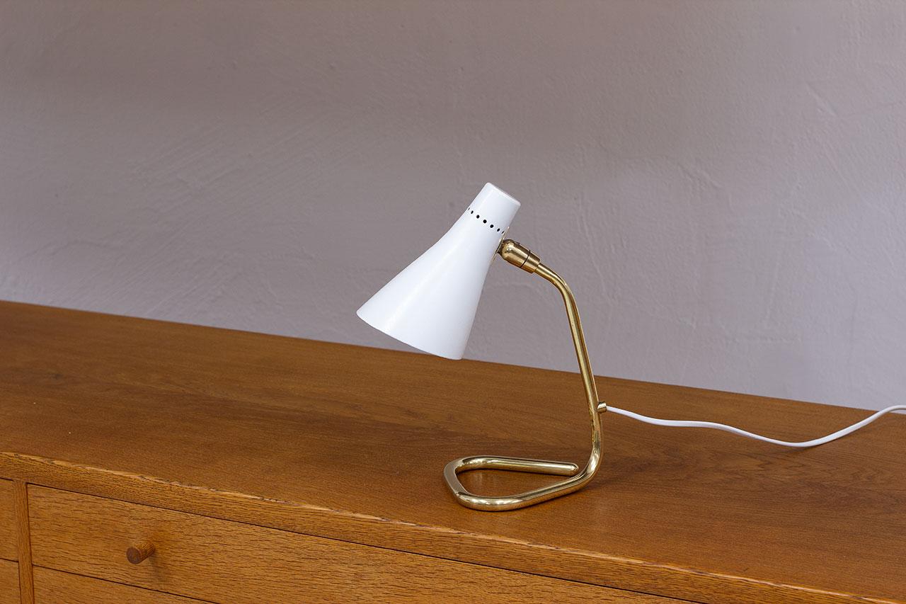 Table lamp model 214/ V2 designed by Giuseppe Ostuni  in 1949 for his own
company O-LUCE (Italy). Made from brass and enameled aluminum. 

Literature: Thomas Braeuninger,
“O-Luce di Giuseppe Ostuni, a catalogue raisonné, vol. II”, Luxembourg, 2021,