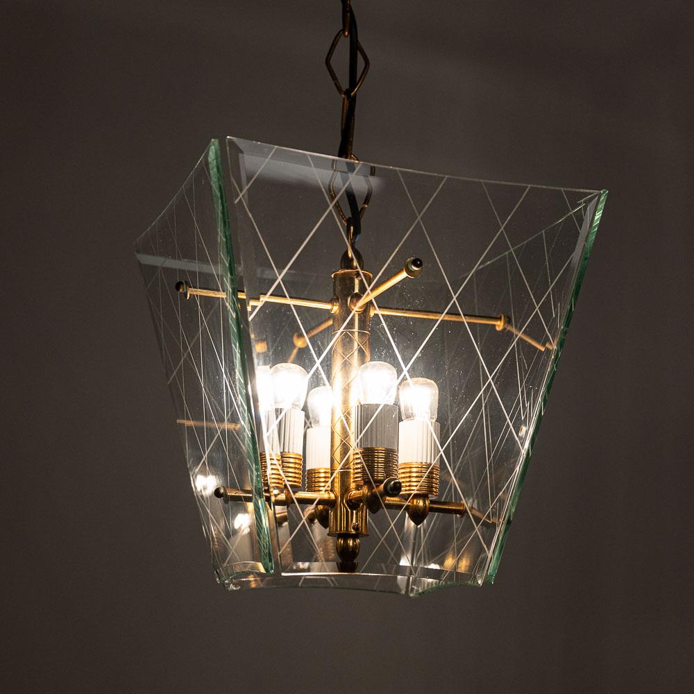 Delicate 1950s lantern. Consists of four thin glass panels, a brass frame and four E14 lightbulbs.
We have three similar lanterns. One without lines in the glass and one with more rounder on the corners. This one is more square.