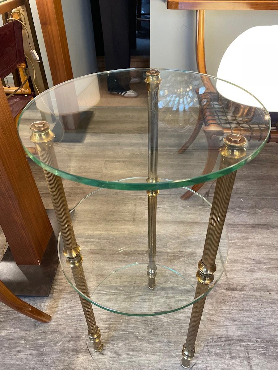 Mesa auxiliar de cristal y latón de los años 50 en venta 7