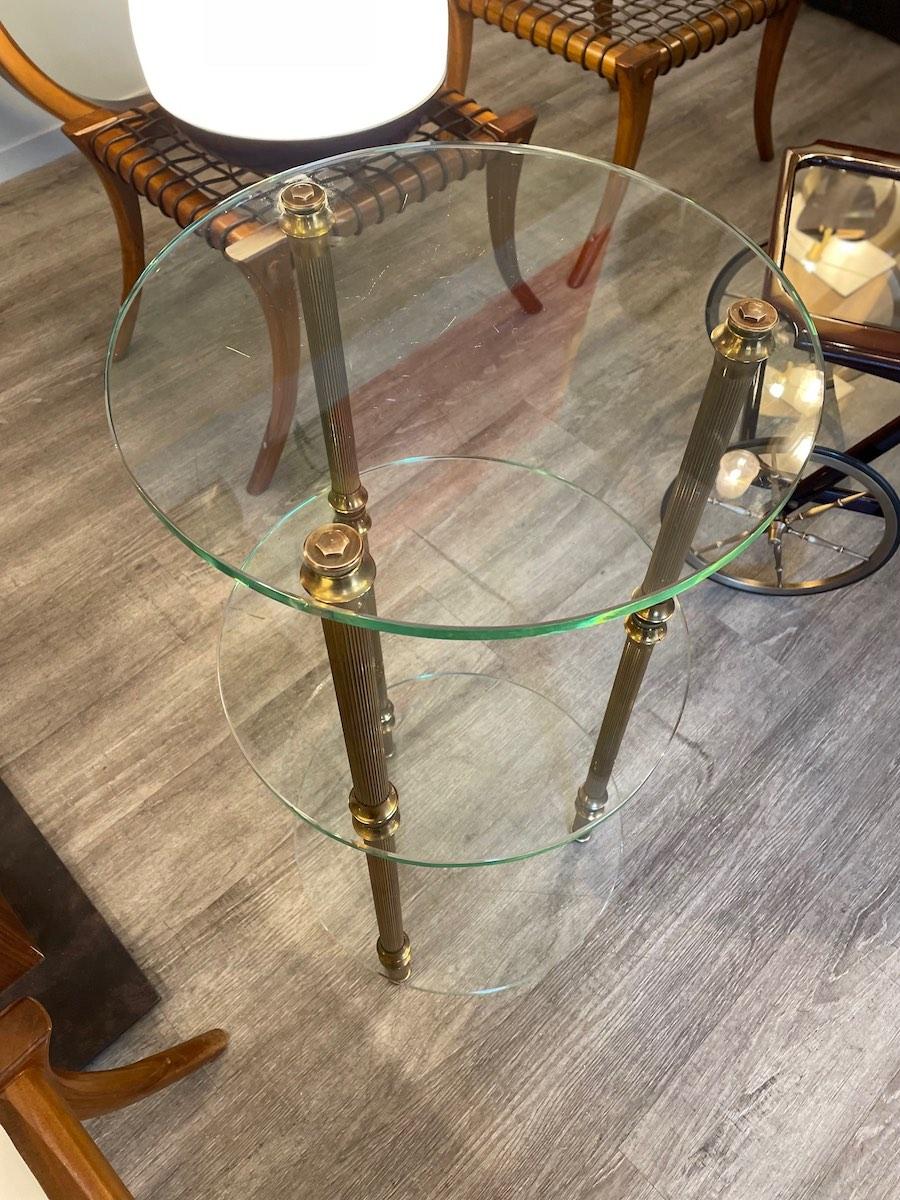 Mesa auxiliar de cristal y latón de los años 50 en venta 8