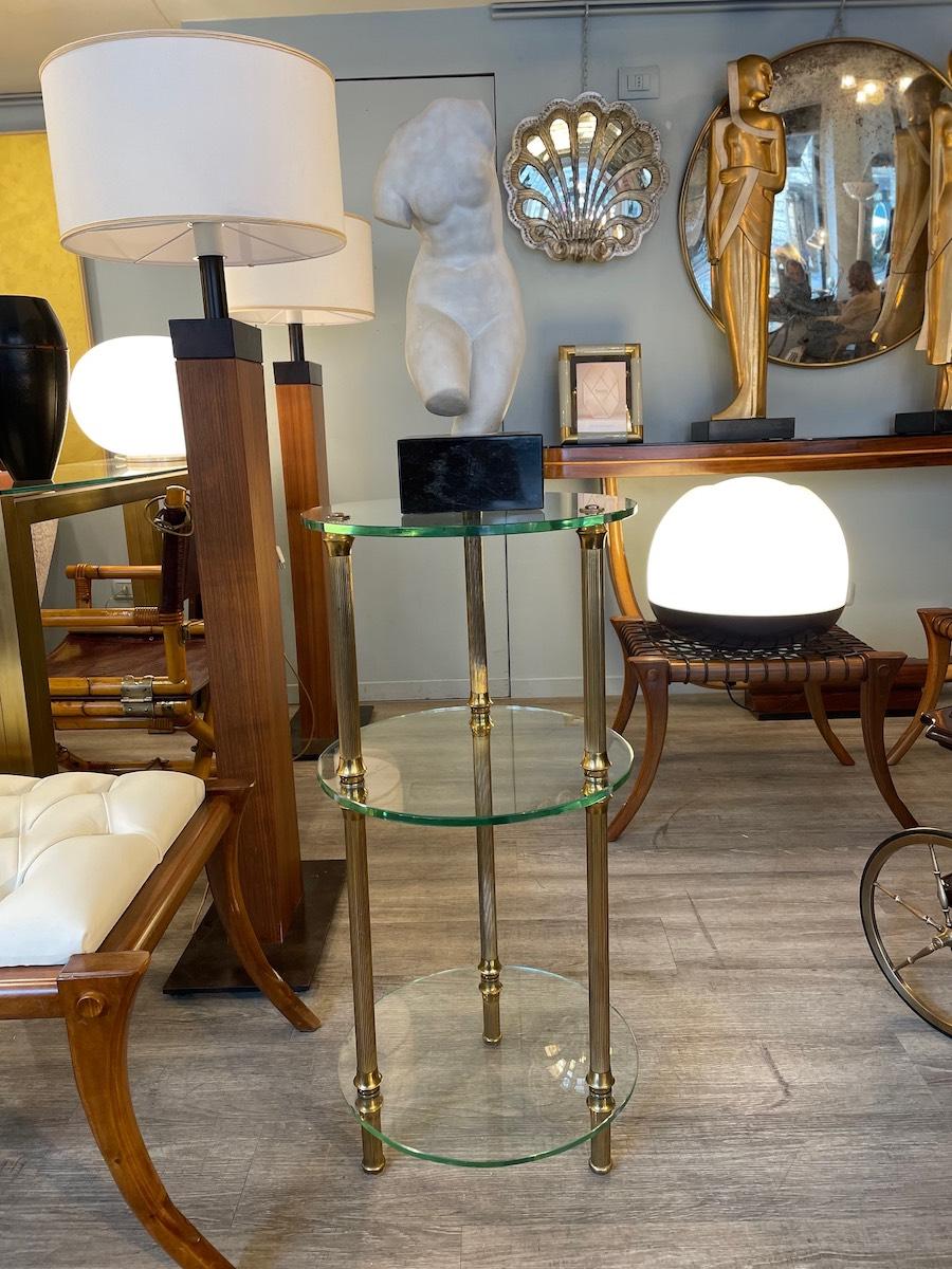 Mesa auxiliar de cristal y latón de los años 50 mediados del siglo XX en venta