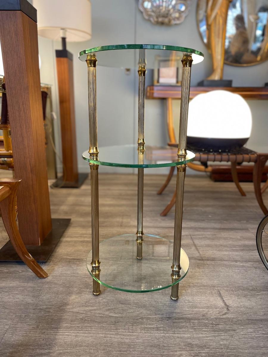 Mesa auxiliar de cristal y latón de los años 50 Latón en venta