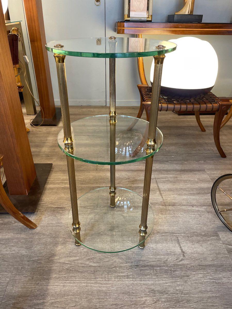 Mesa auxiliar de cristal y latón de los años 50 en venta 1