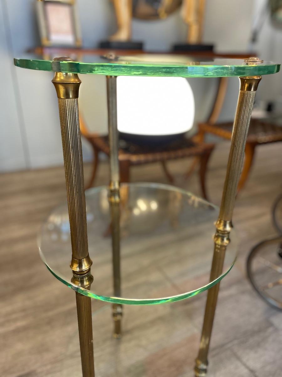 Mesa auxiliar de cristal y latón de los años 50 en venta 2