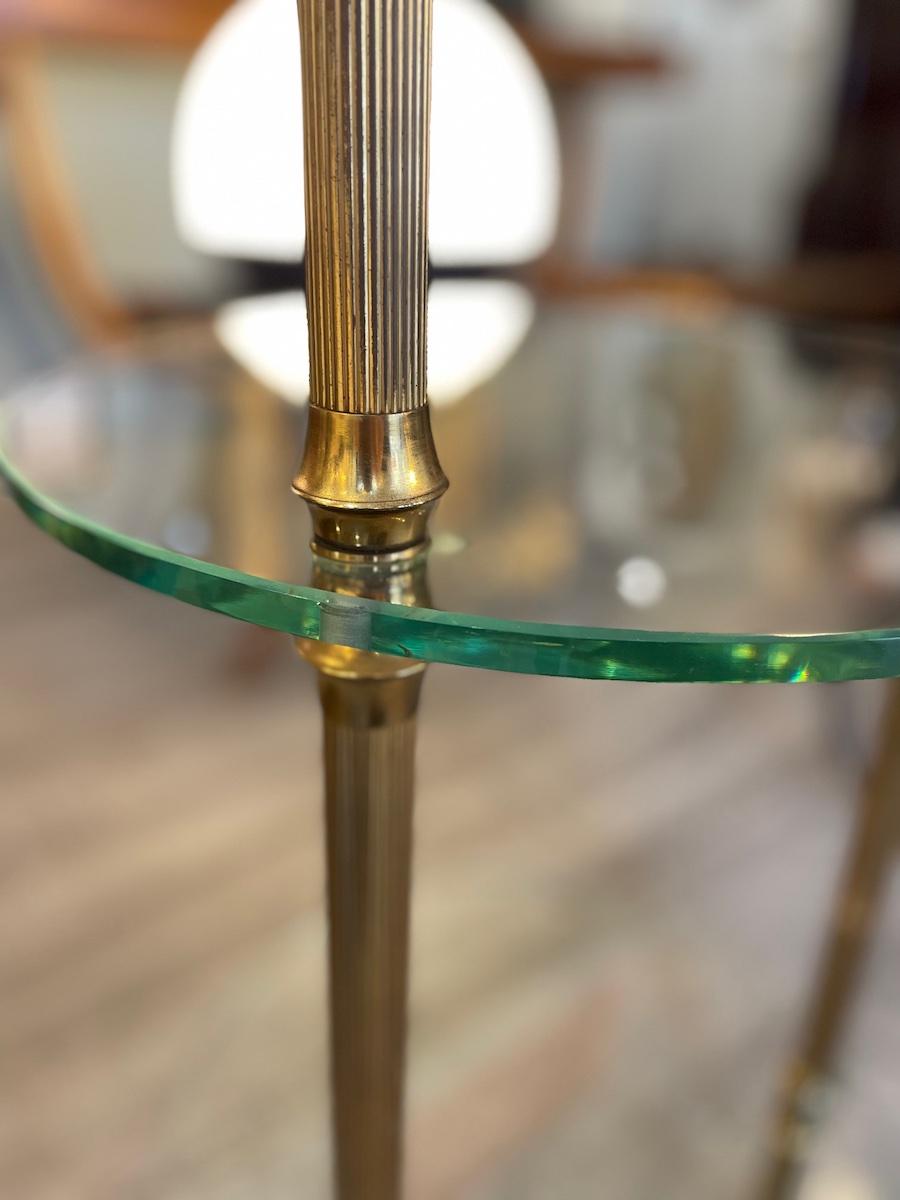 Mesa auxiliar de cristal y latón de los años 50 en venta 3