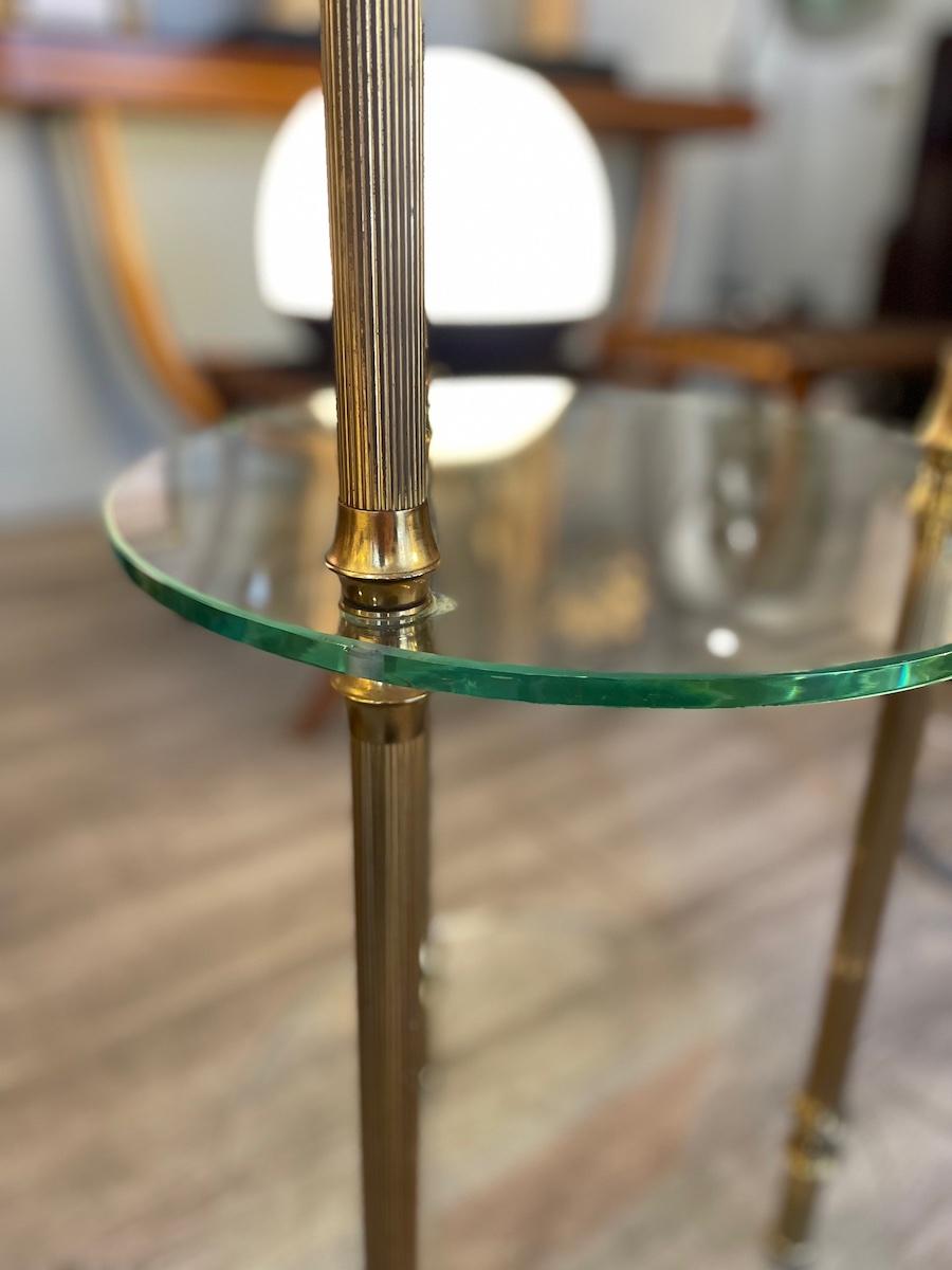 Mesa auxiliar de cristal y latón de los años 50 en venta 4