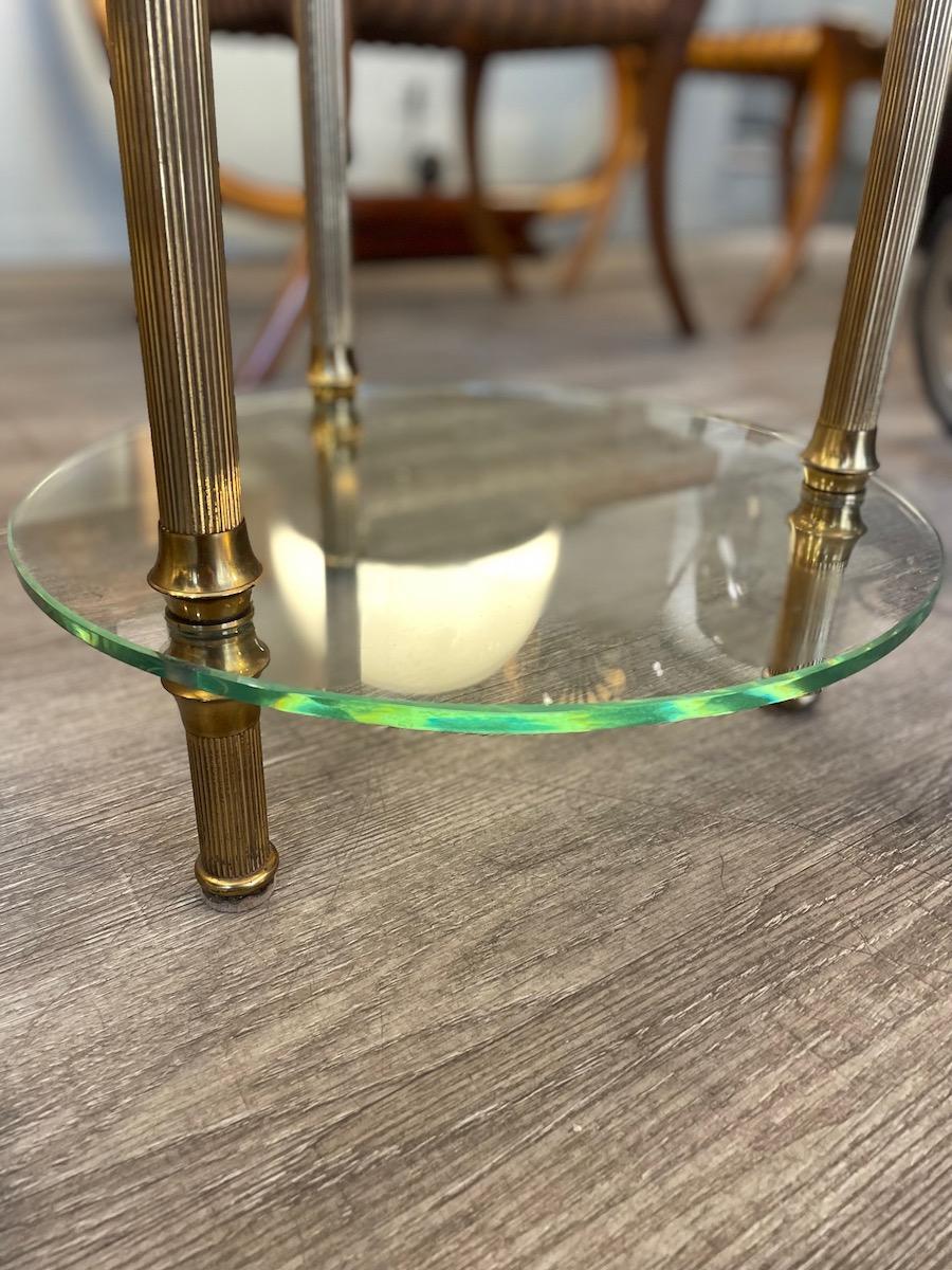 Mesa auxiliar de cristal y latón de los años 50 en venta 5