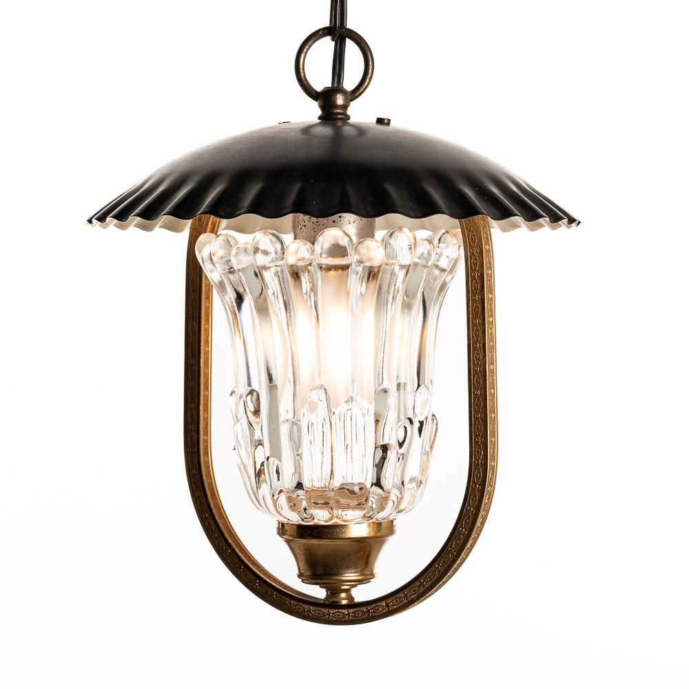 Well designed pendant with stunning details on the rim around the glass reflector.