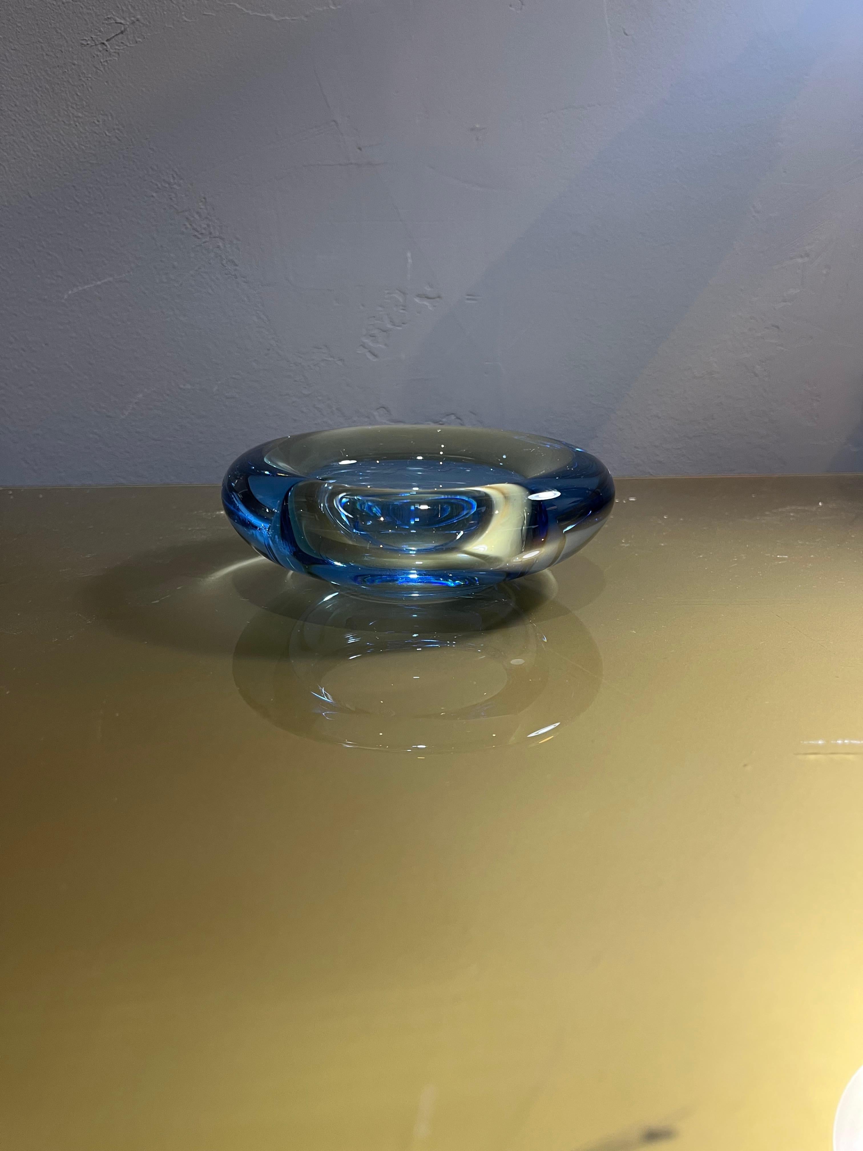 Bol en verre des années 1950 par Holmegaard. Produit en bon état avec une légère usure due aux années et à l'utilisation.Holmegaard est réputé pour ses verreries innovantes, et ce vase ne fait pas exception. Le design reflète les lignes épurées et