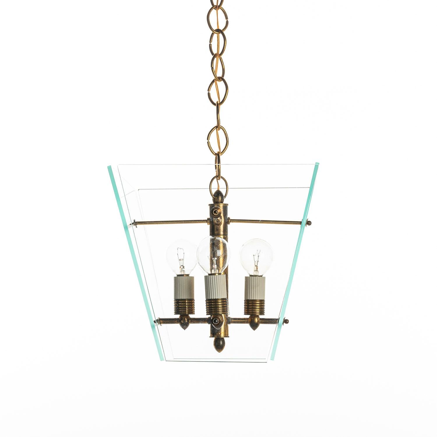 Delicate 1950s lantern. Consists of four thin glass panels, a brass frame and four E14 lightbulbs.