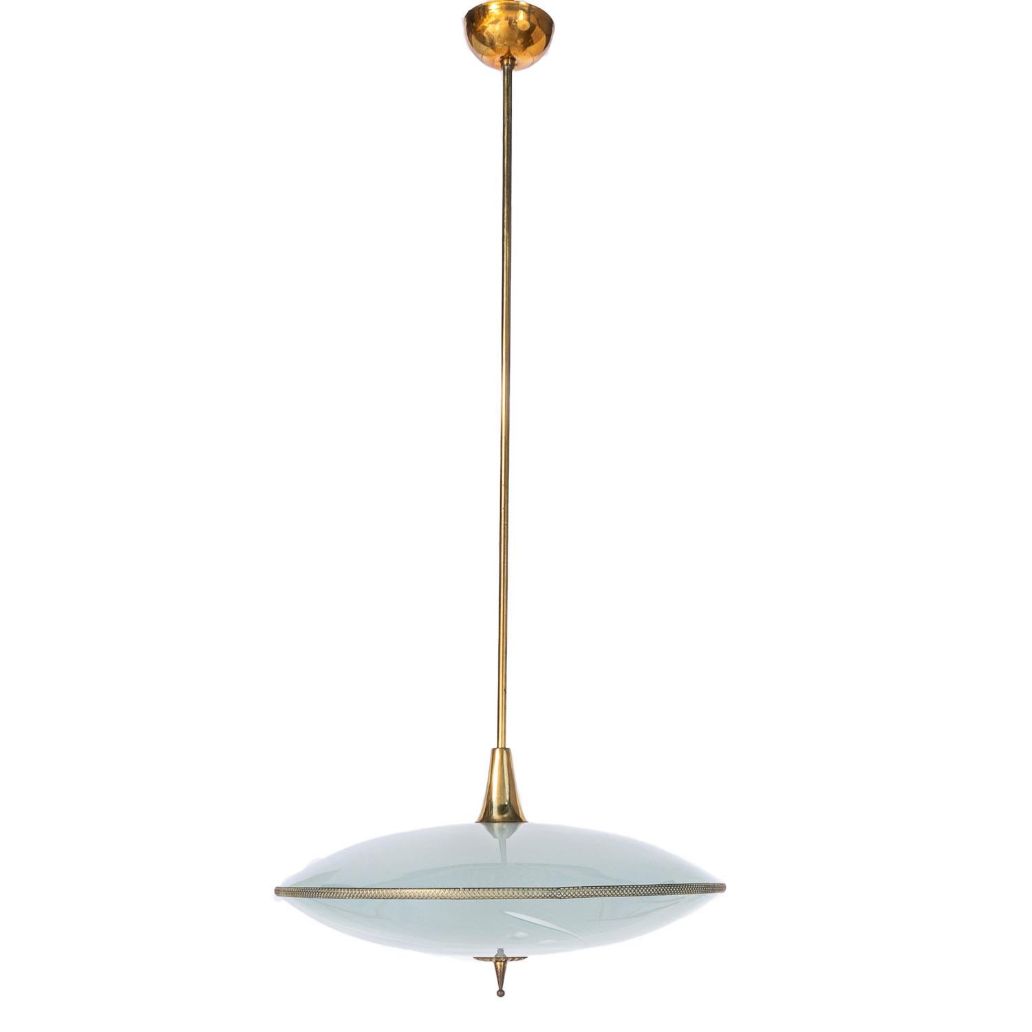 Questo elegante pezzo è composto da una struttura in ottone e da due unici riflettori/succhi in vetro satinato e smerigliato. 
Il riflettore inferiore in vetro curvo con 6 motivi di grano e un anello color oro è montato sotto un riflettore rotondo