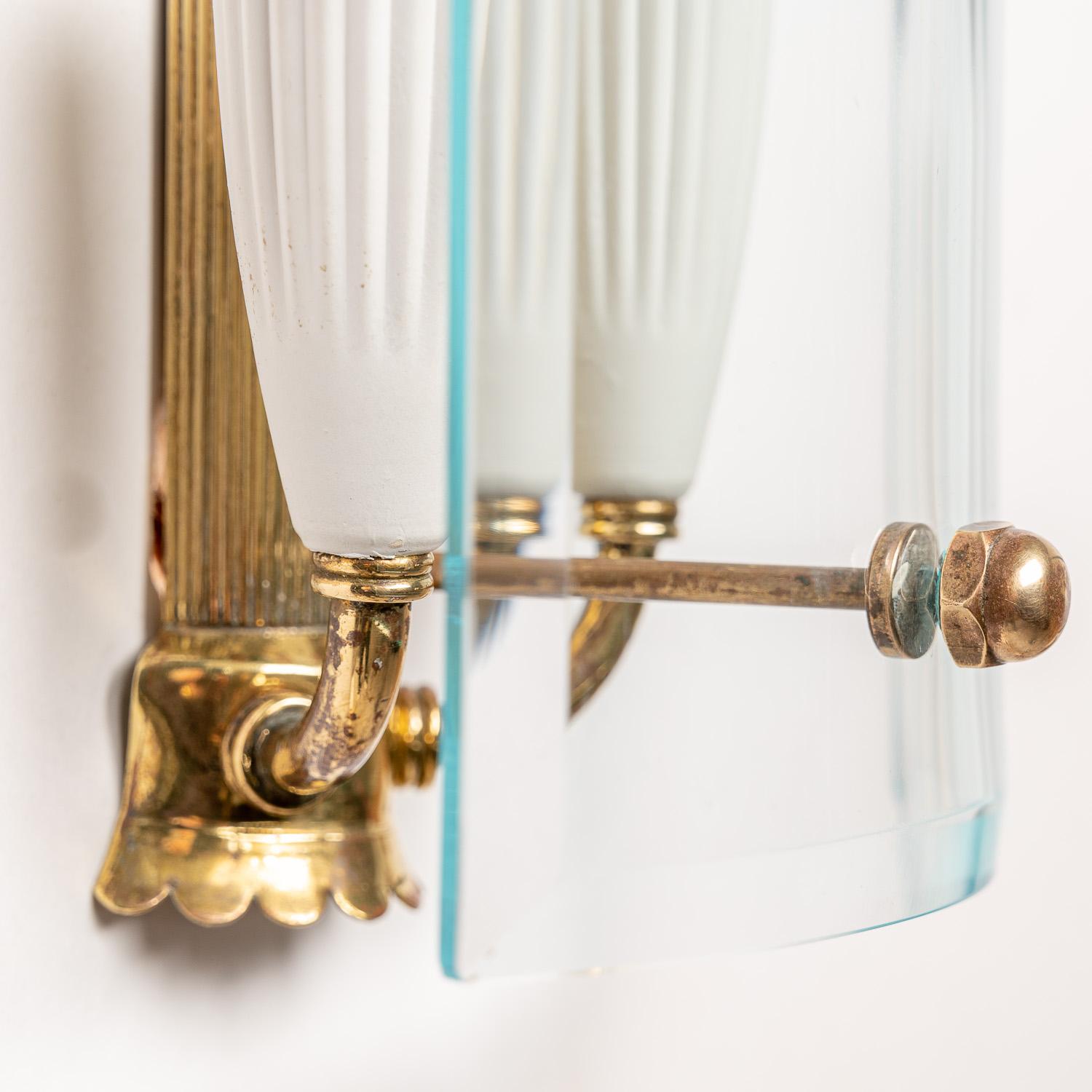 Aplique de cristal y latón de los años 50 atribuido a Fontana Arte en venta 1