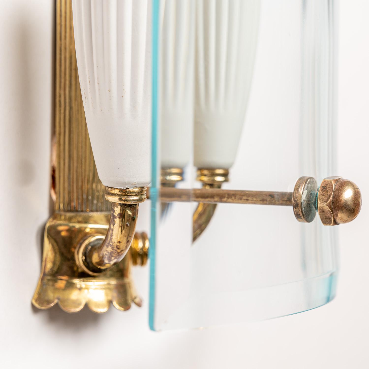 1950's Glass & Brass Wall Light Attributed to Fontana Arte For Sale 2