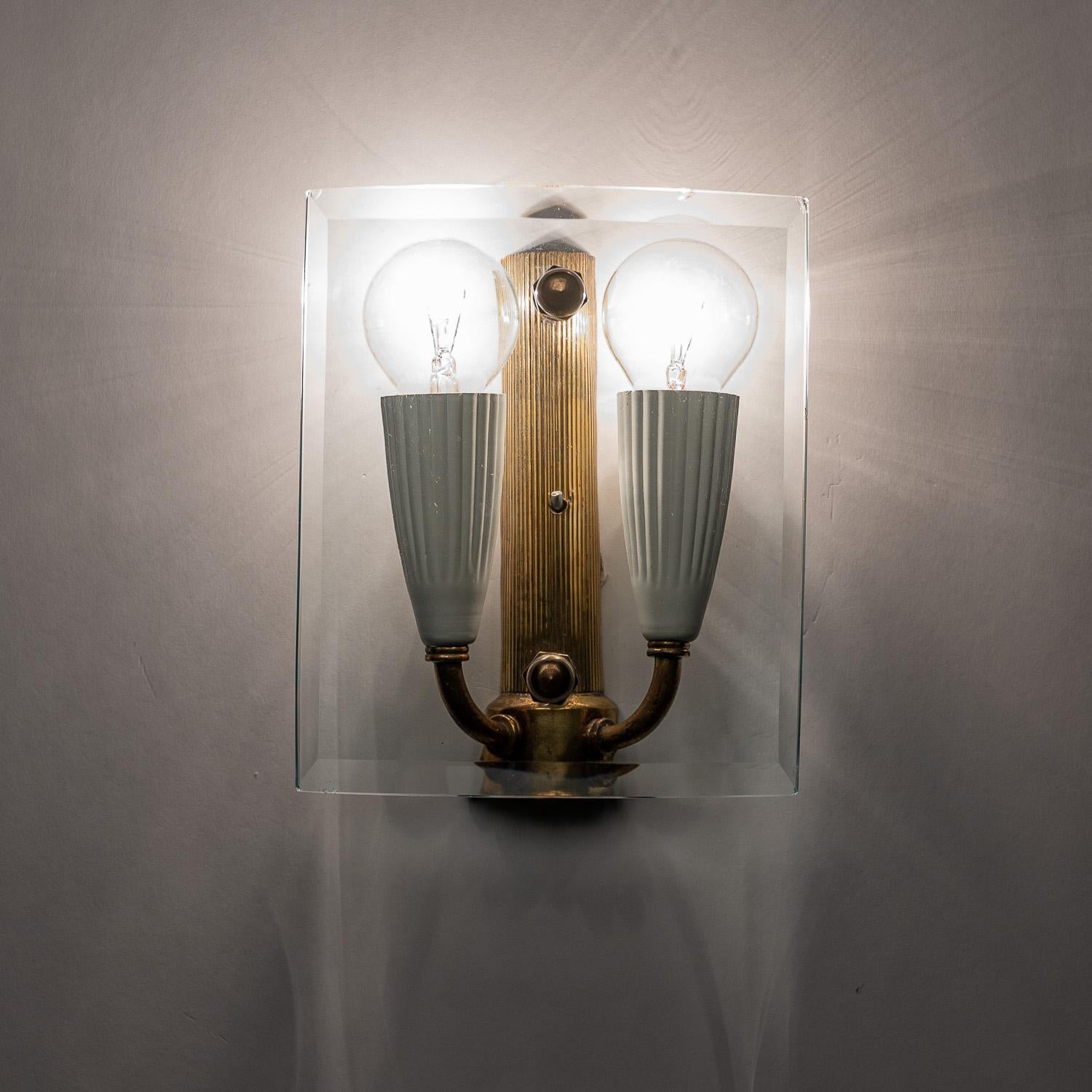 Aplique de cristal y latón de los años 50 atribuido a Fontana Arte en venta 8