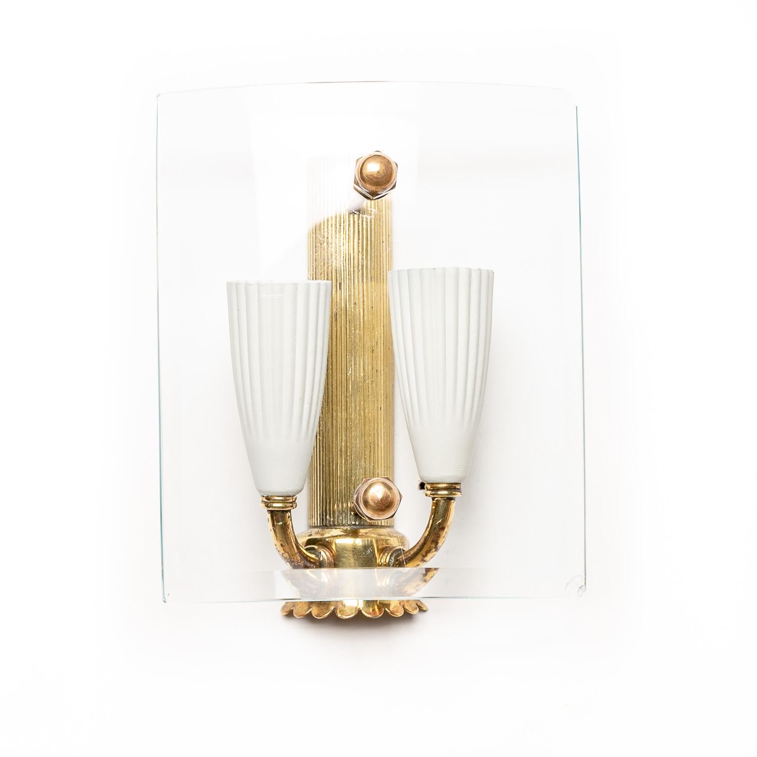 1950's Glass & Brass Wall Light Attributed to Fontana Arte In Good Condition For Sale In Schoorl, NL