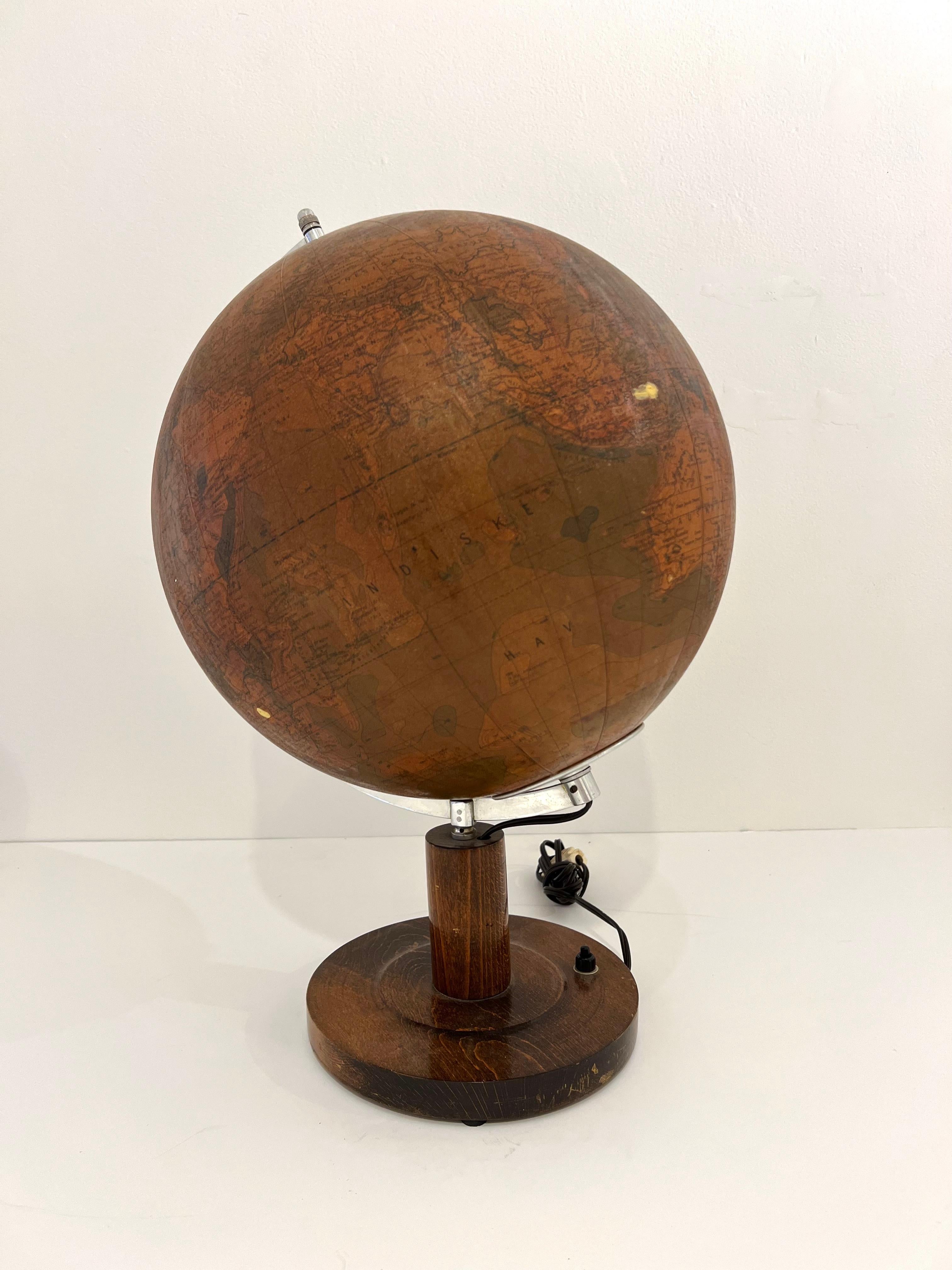 Lampe Globe en verre danoise, C.I.C., années 1950.
Peut être éclairé avec une ampoule intérieure.
